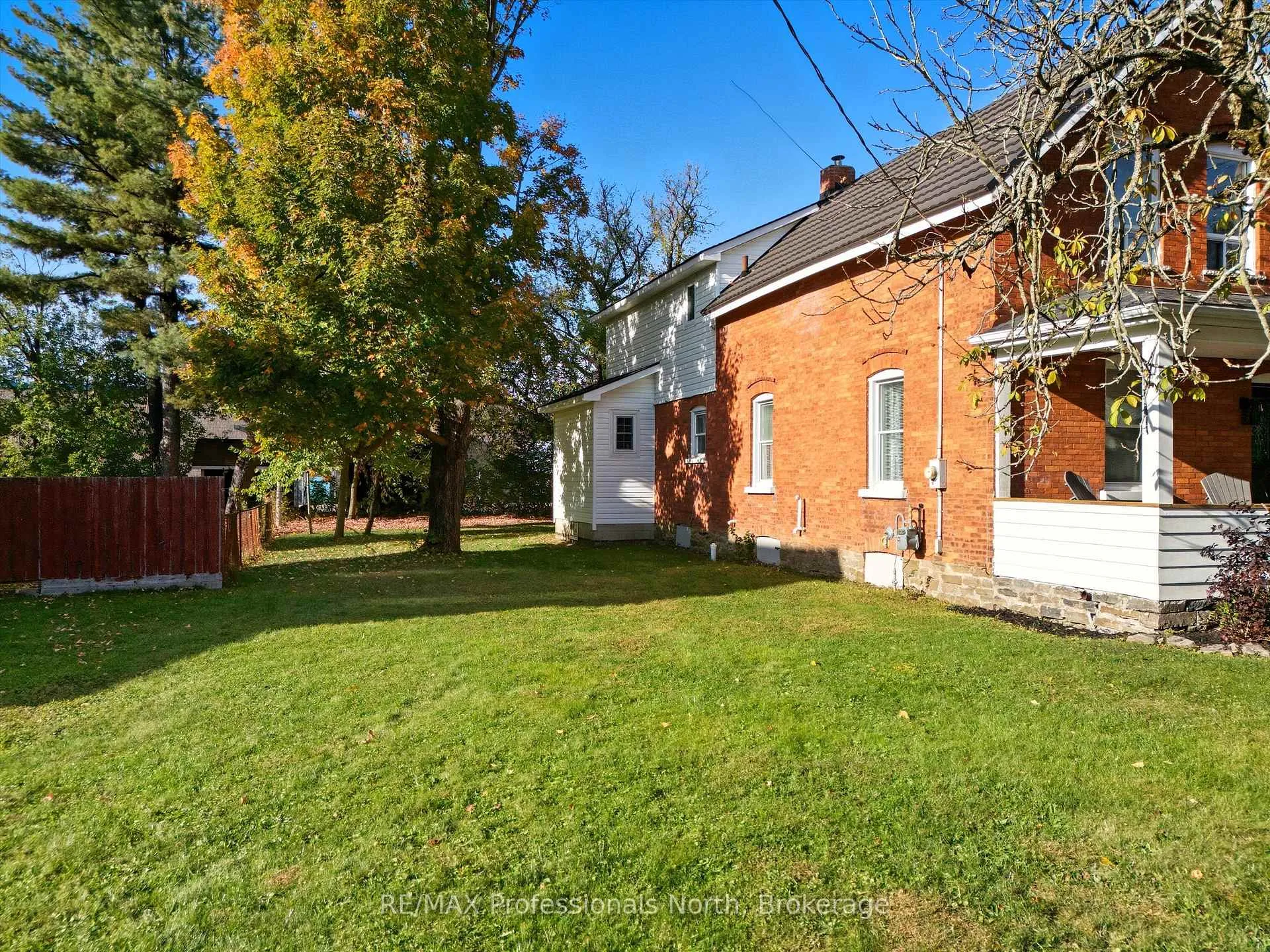 Photo 3 of 197 Dill Street, Bracebridge, Macaulay — HOMEH