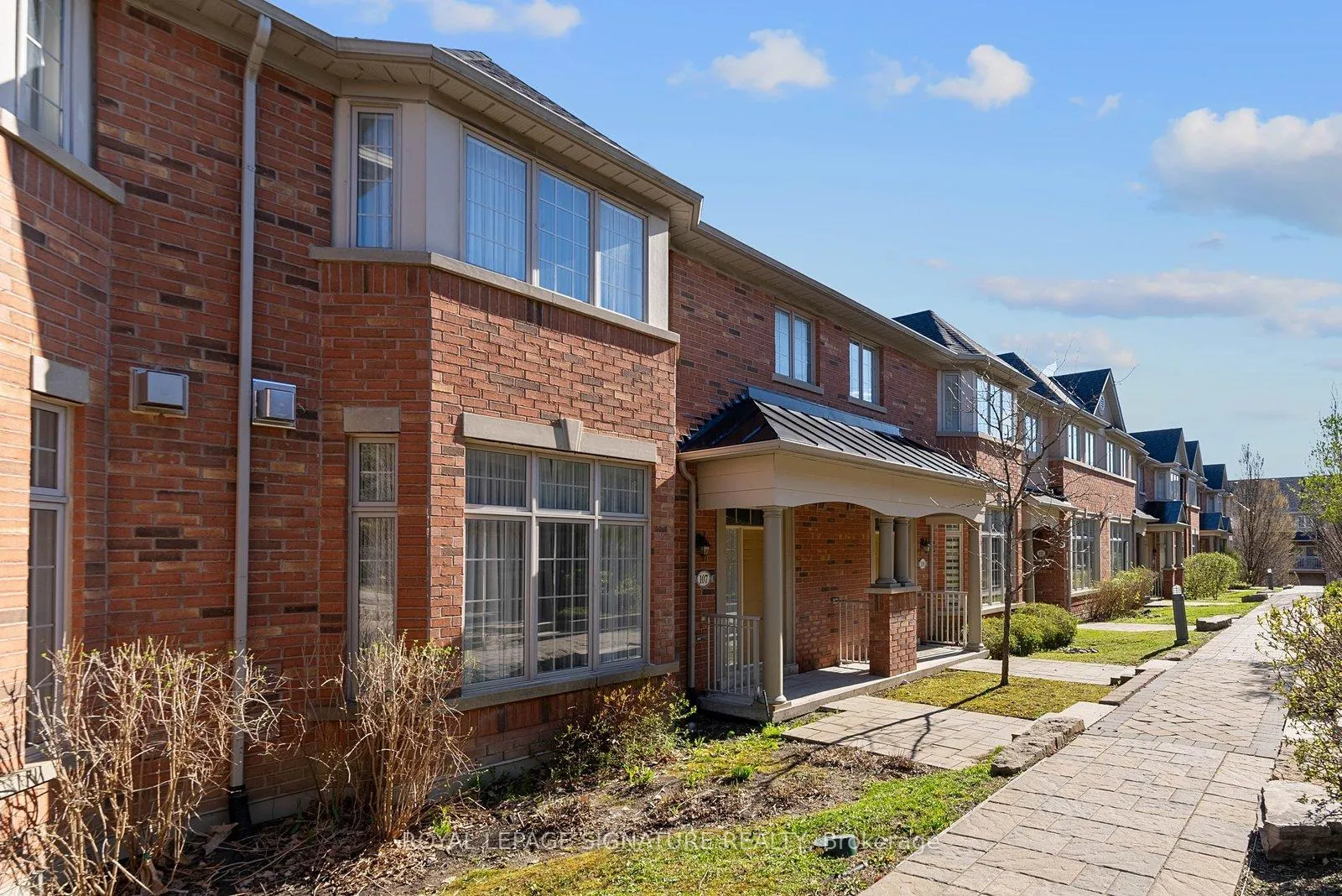 Photo 2 of 107 Legends Way, Markham, Unionville — HOMEH