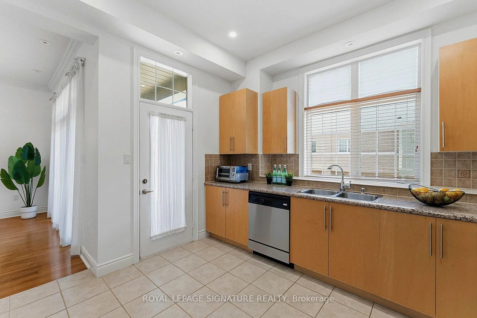 Photo 15 of 107 Legends Way, Markham, Unionville — HOMEH