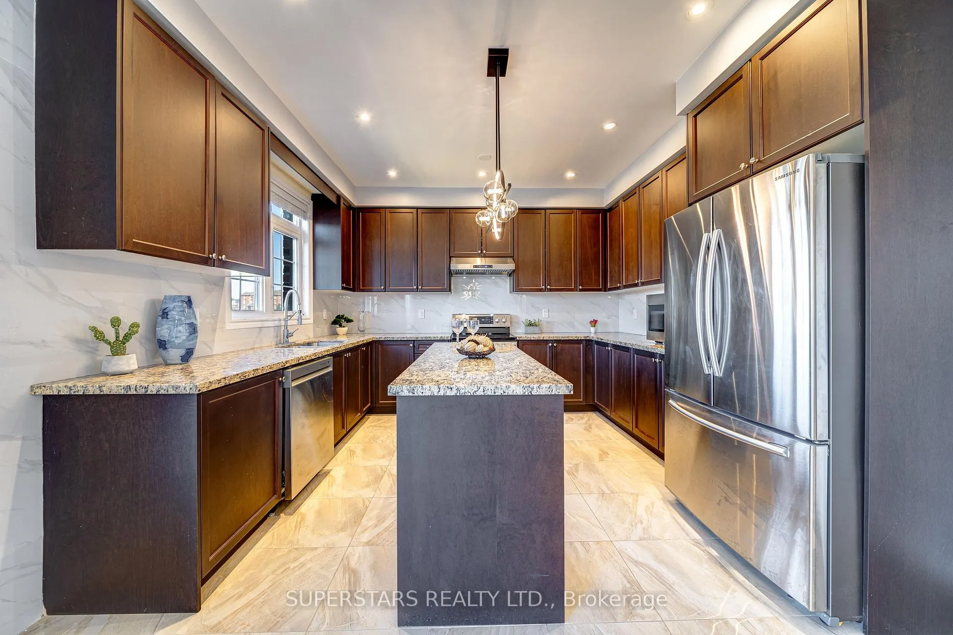 Photo 9 of 31 Roy Harper Avenue, Aurora, Rural Aurora — HOMEH