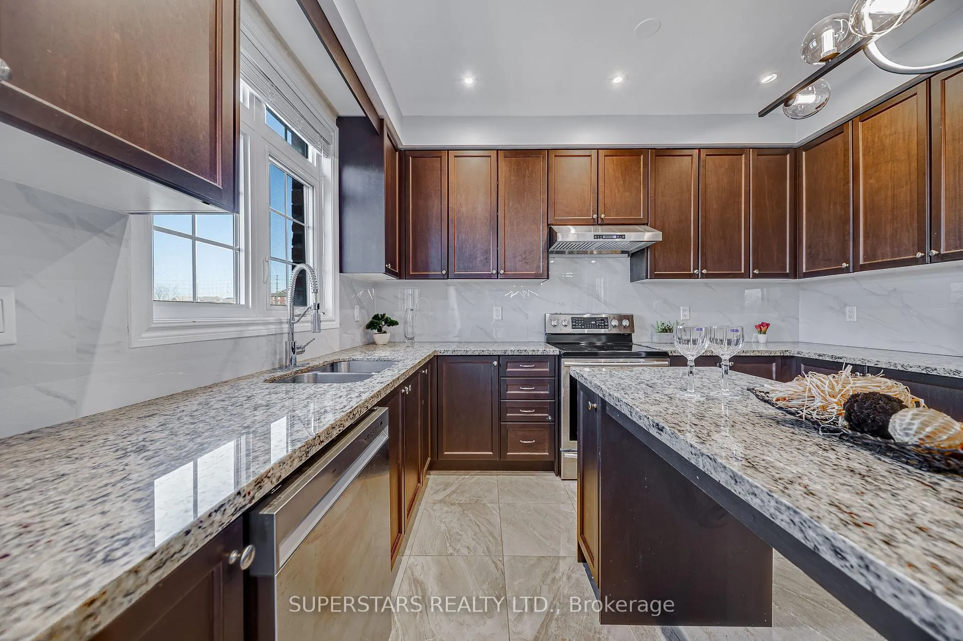 Photo 11 of 31 Roy Harper Avenue, Aurora, Rural Aurora — HOMEH