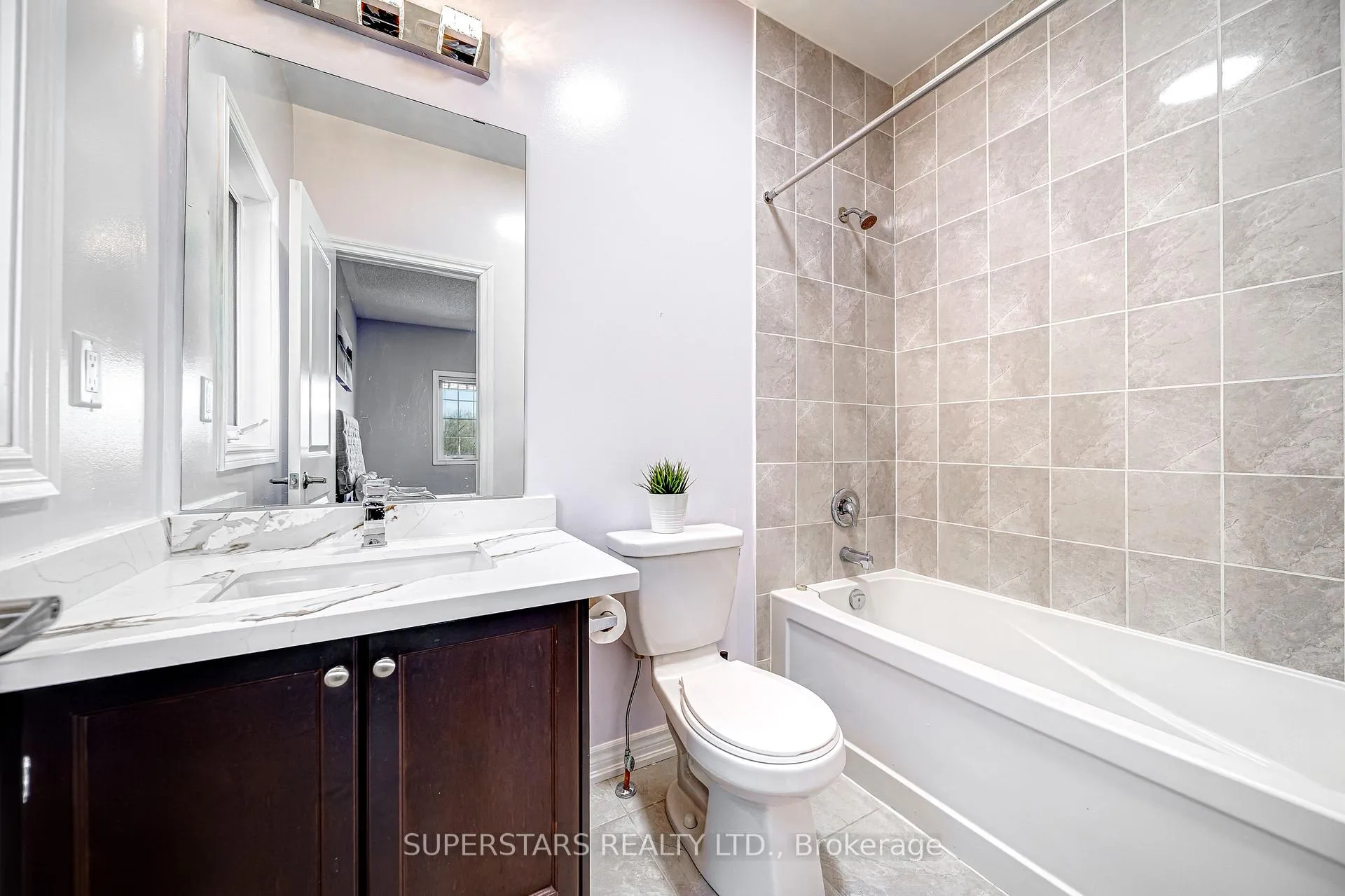 Photo 25 of 31 Roy Harper Avenue, Aurora, Rural Aurora — HOMEH