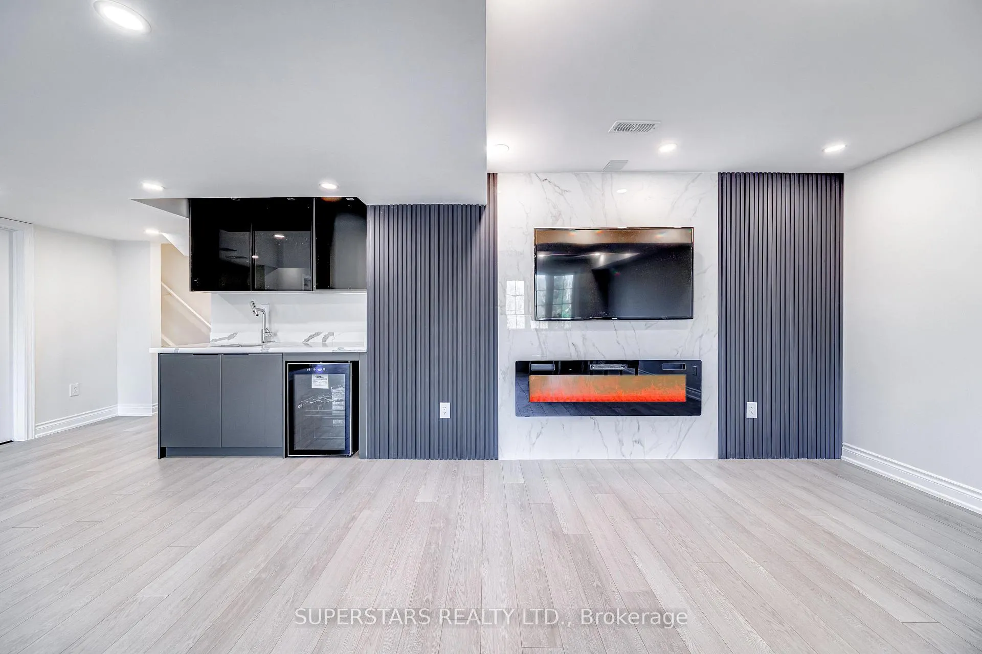 Photo 27 of 31 Roy Harper Avenue, Aurora, Rural Aurora — HOMEH