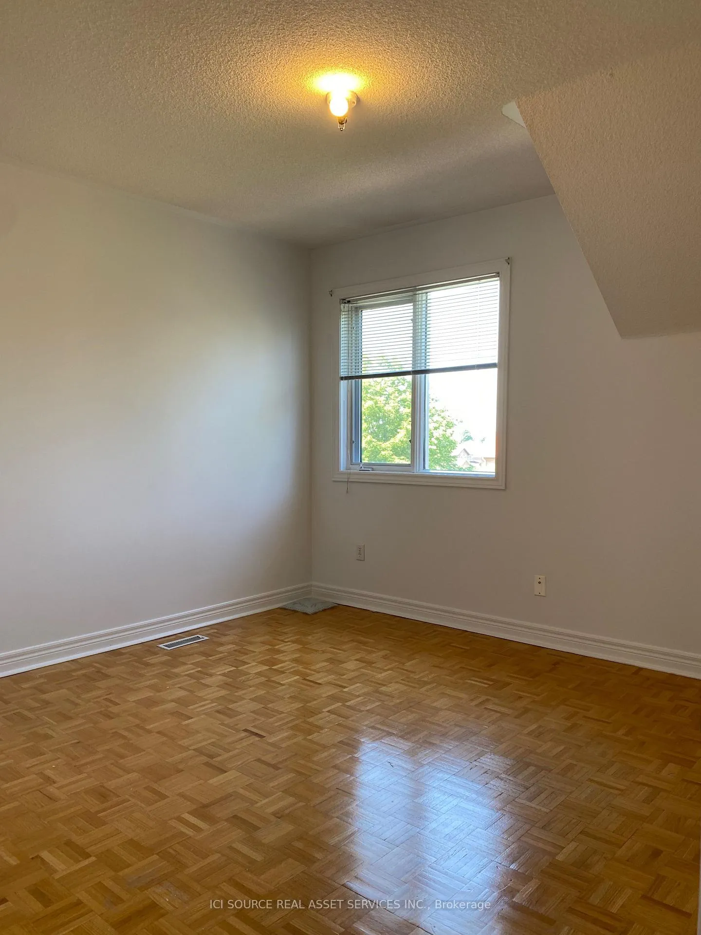 Photo 10 of Unit Upper Level, 169 Matthew Drive, Vaughan, East Woodbridge — HOMEH