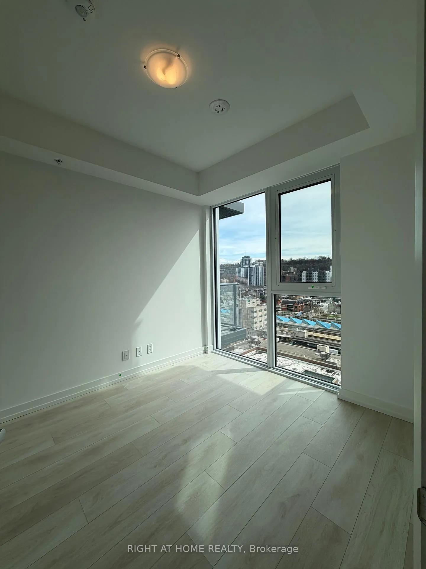 Photo 10 of Unit 1323, 75 James Street S, Hamilton, Corktown — HOMEH