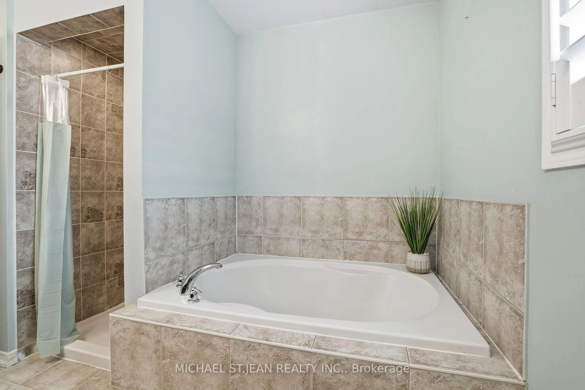 Photo 32 of 63 Fowler Drive, Hamilton, Binbrook — HOMEH