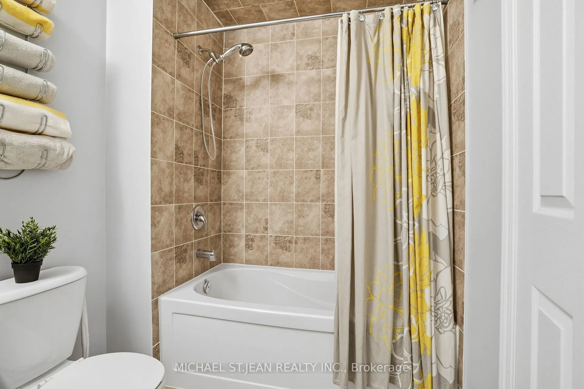 Photo 38 of 63 Fowler Drive, Hamilton, Binbrook — HOMEH