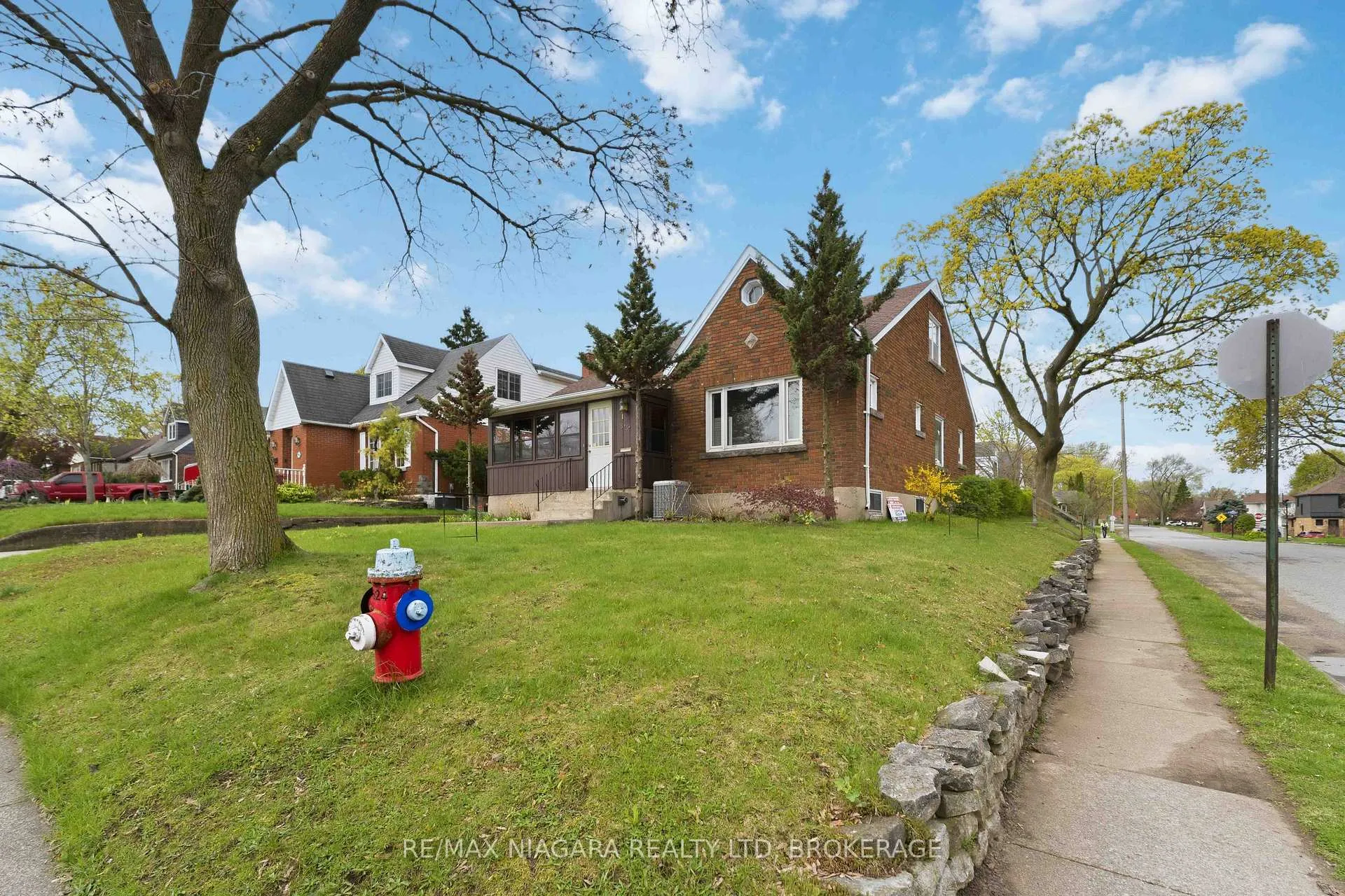 Photo 3 of 5737 Lowell Avenue, Niagara Falls, Hospital — HOMEH
