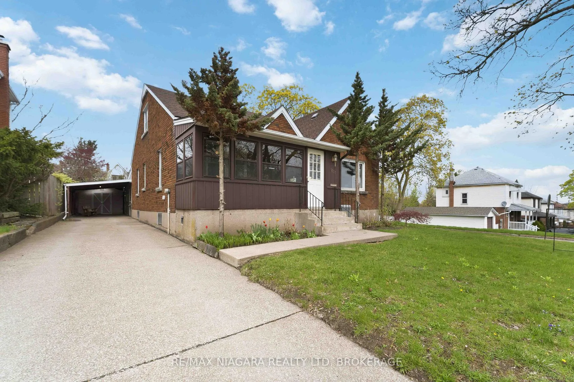 Photo 4 of 5737 Lowell Avenue, Niagara Falls, Hospital — HOMEH
