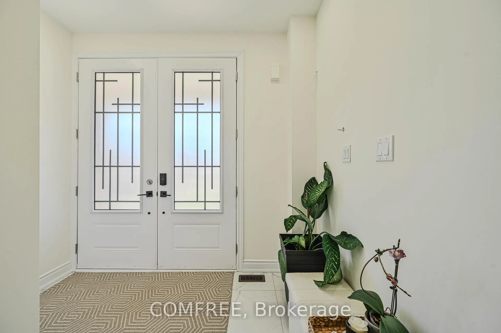 Photo 4 of 25 Lost Canyon Way, Brampton, Credit Valley — HOMEH
