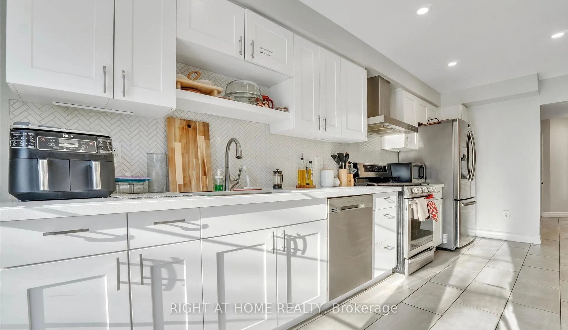 Photo 10 of 27 Melborne Court, Whitby, Pringle Creek — HOMEH