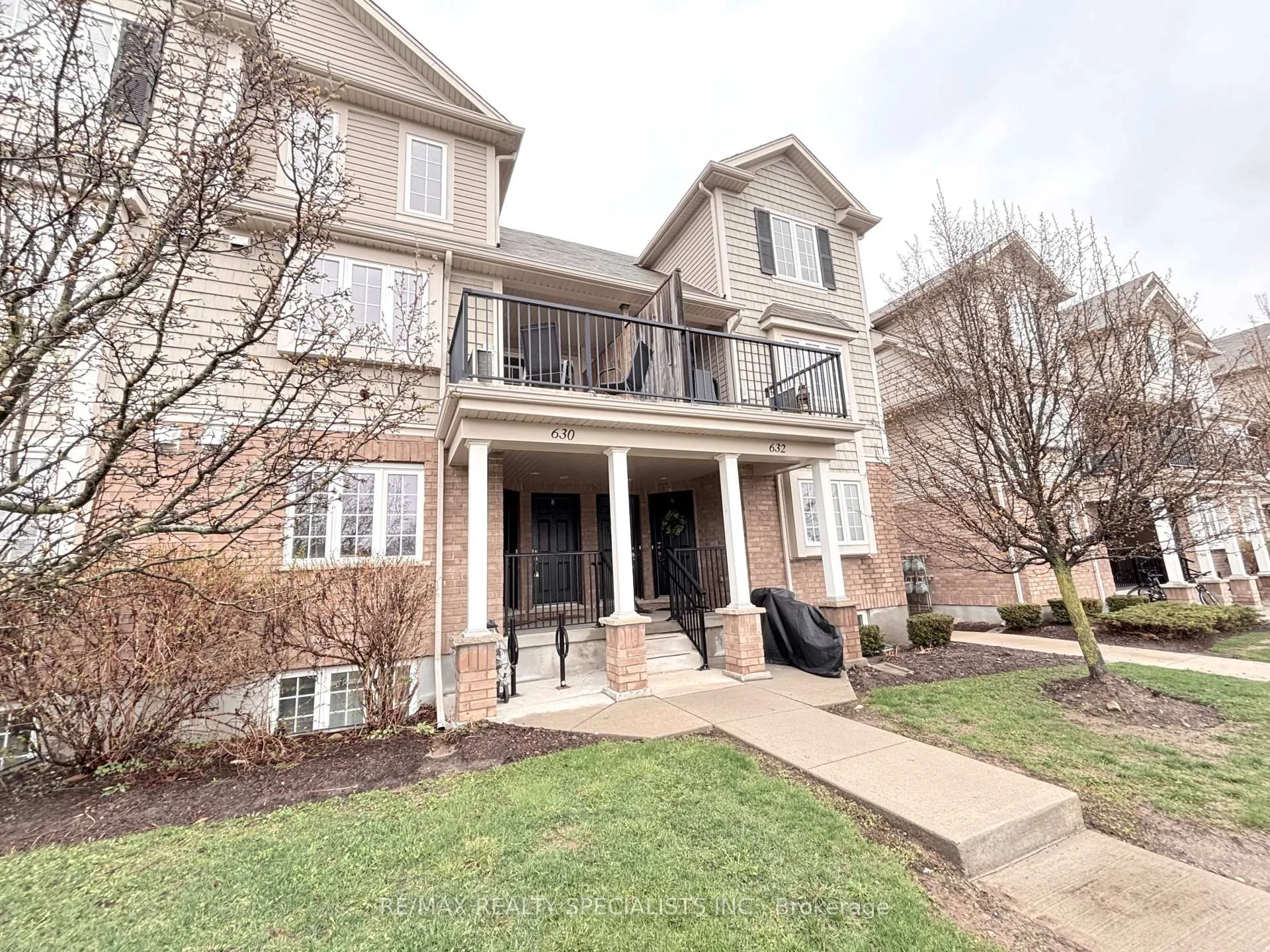 Front of Unit 632A, 632 Woodlawn Road E