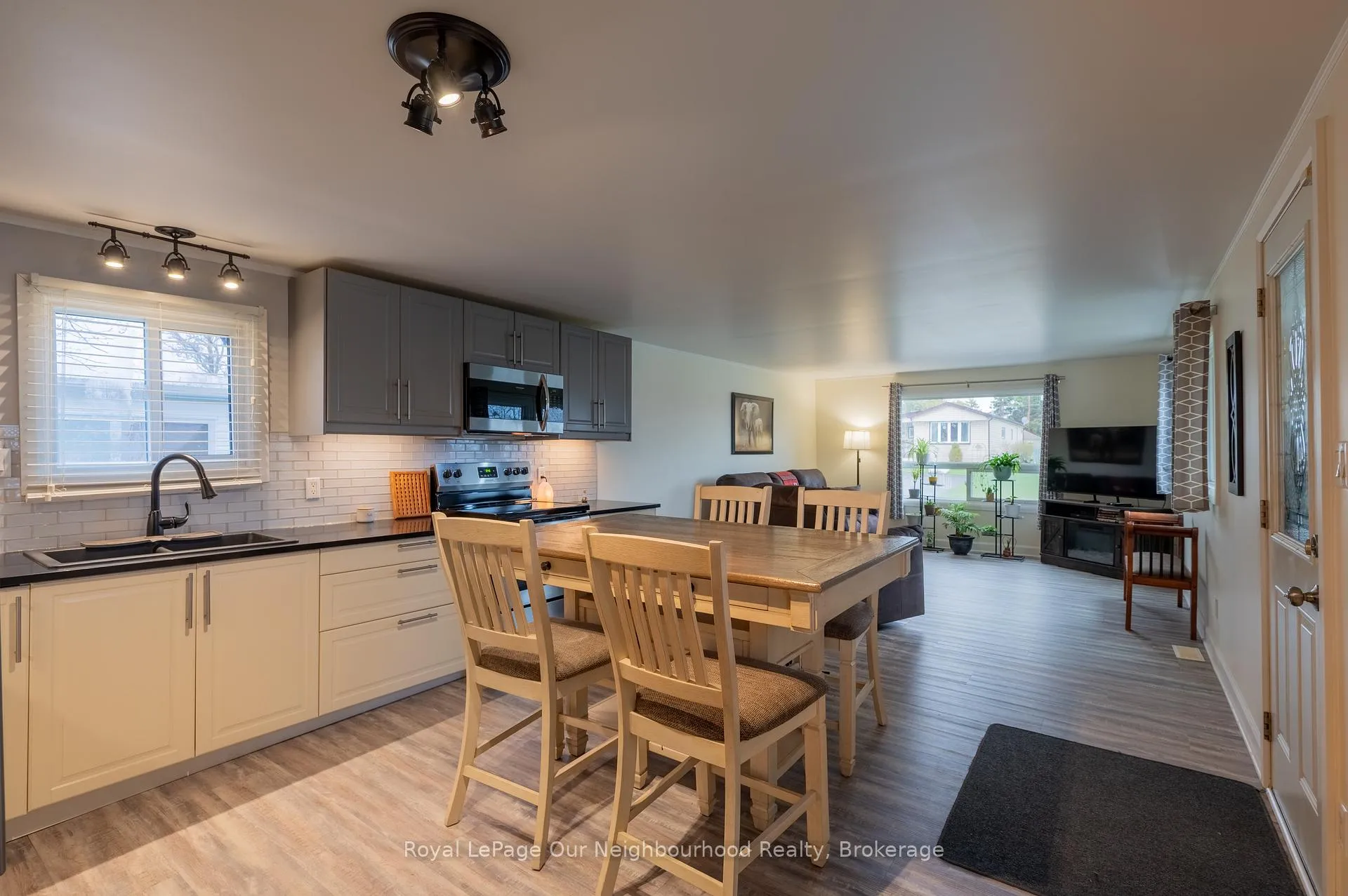 Photo 5 of 302 Lynn Crescent, Hamilton Township, Rural Hamilton — HOMEH