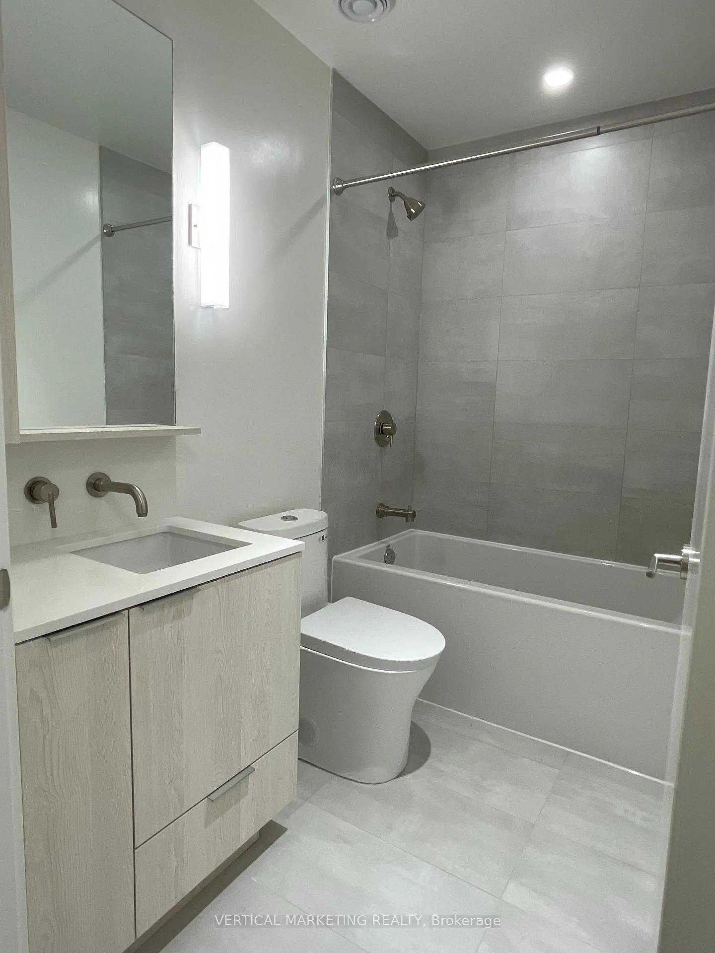 Photo 4 of Unit LPH01, 110 Broadway Avenue, Toronto, Mount Pleasant West — HOMEH