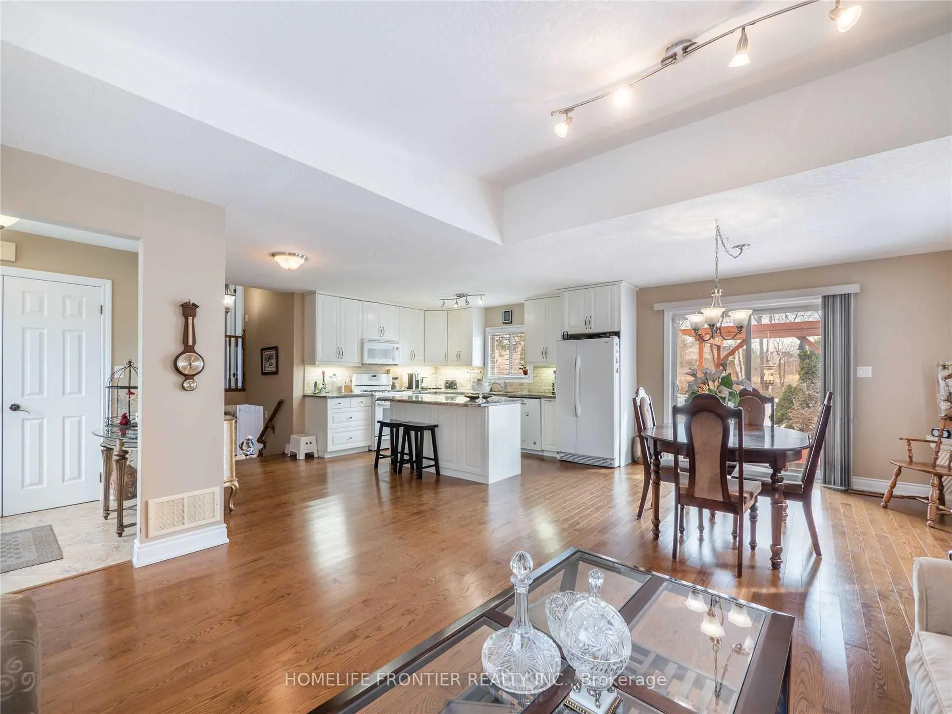 Photo 7 of 1049 7th Line S, Innisfil, Alcona — HOMEH