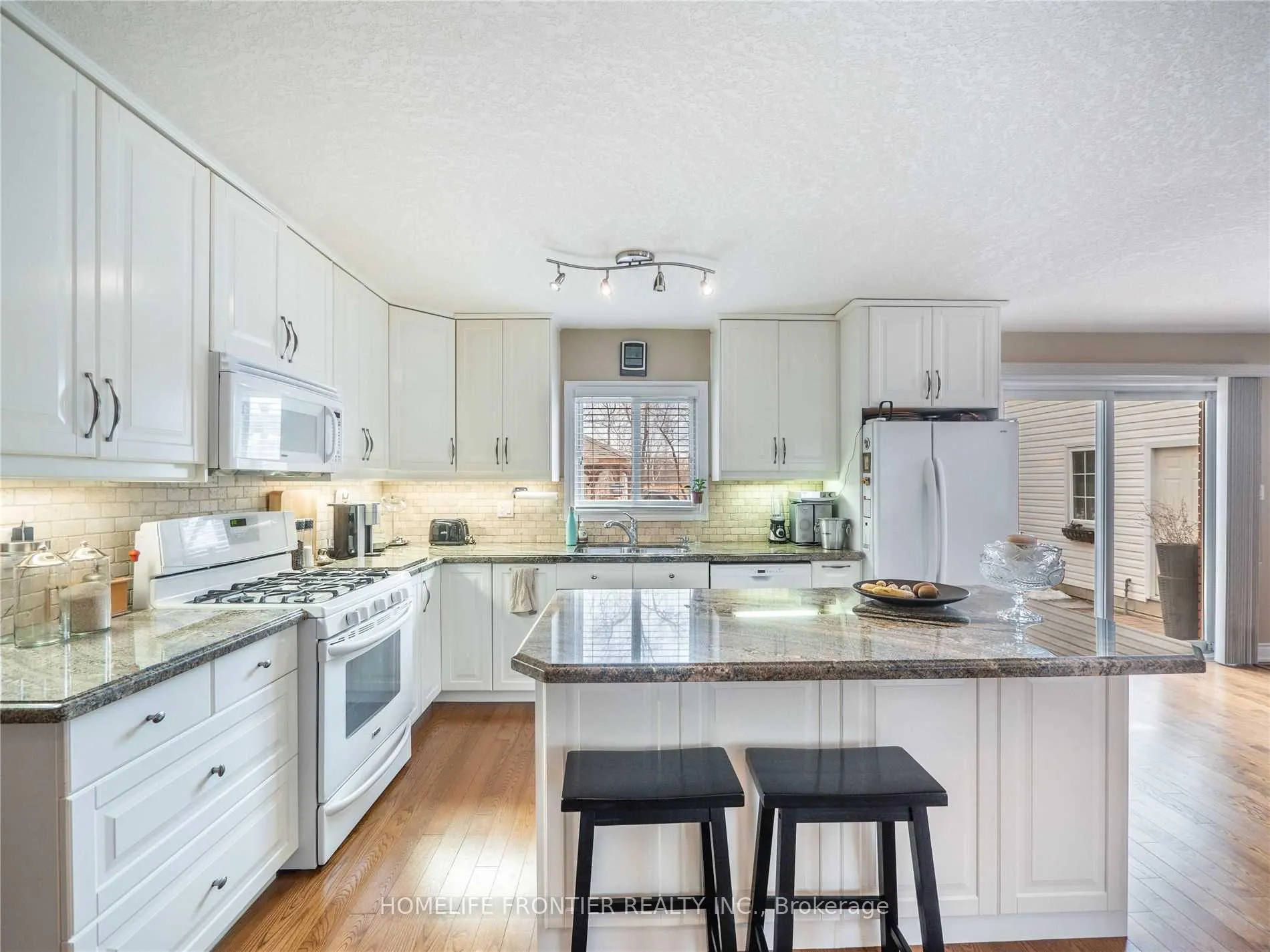 Photo 9 of 1049 7th Line S, Innisfil, Alcona — HOMEH