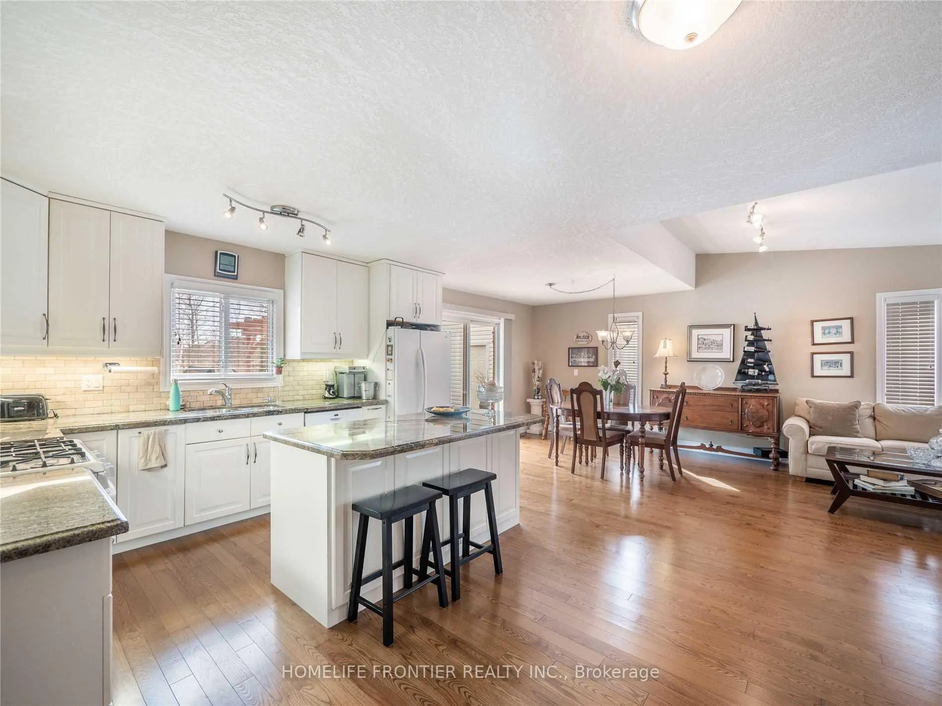 Photo 10 of 1049 7th Line S, Innisfil, Alcona — HOMEH