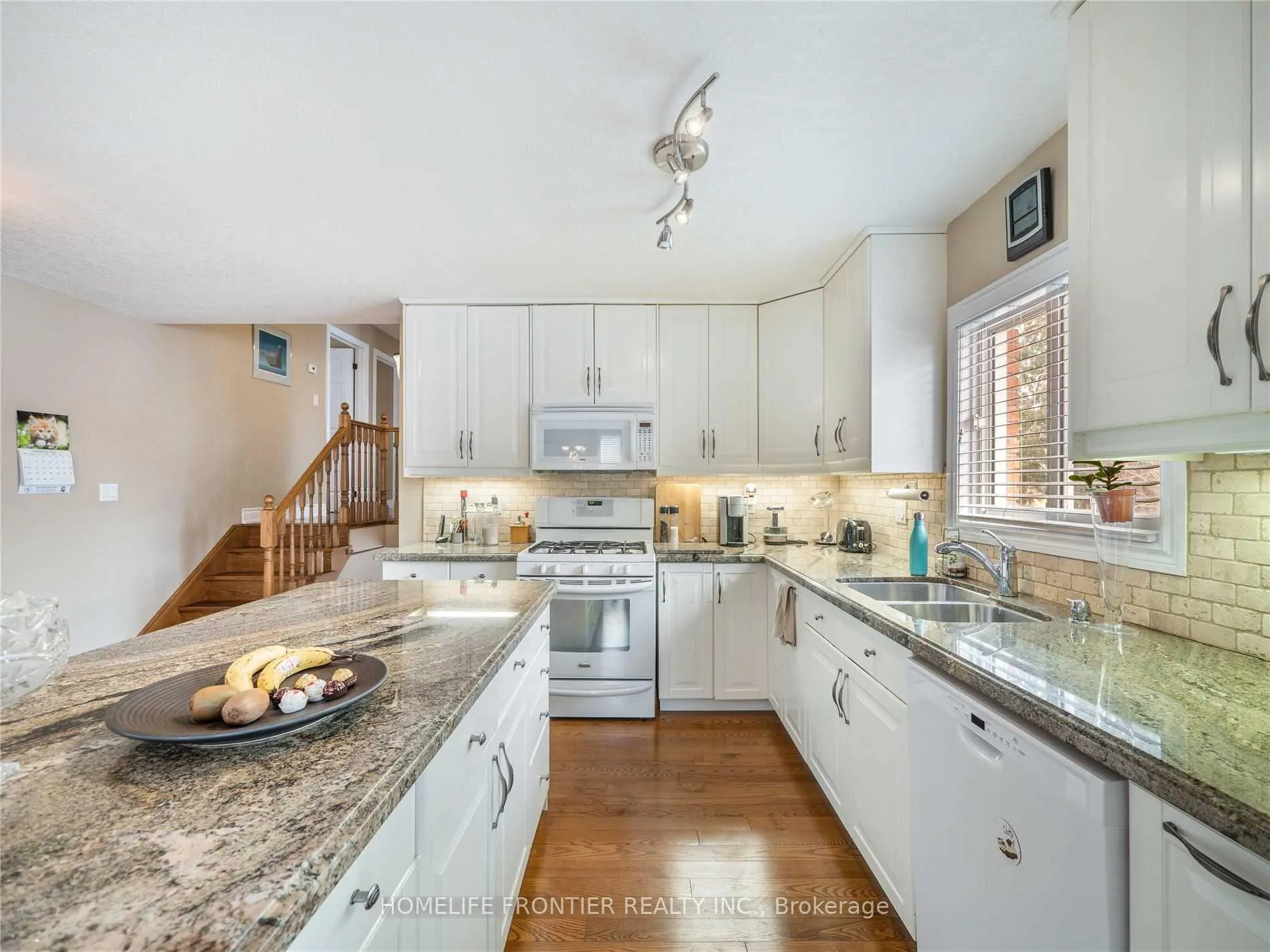 Photo 11 of 1049 7th Line S, Innisfil, Alcona — HOMEH