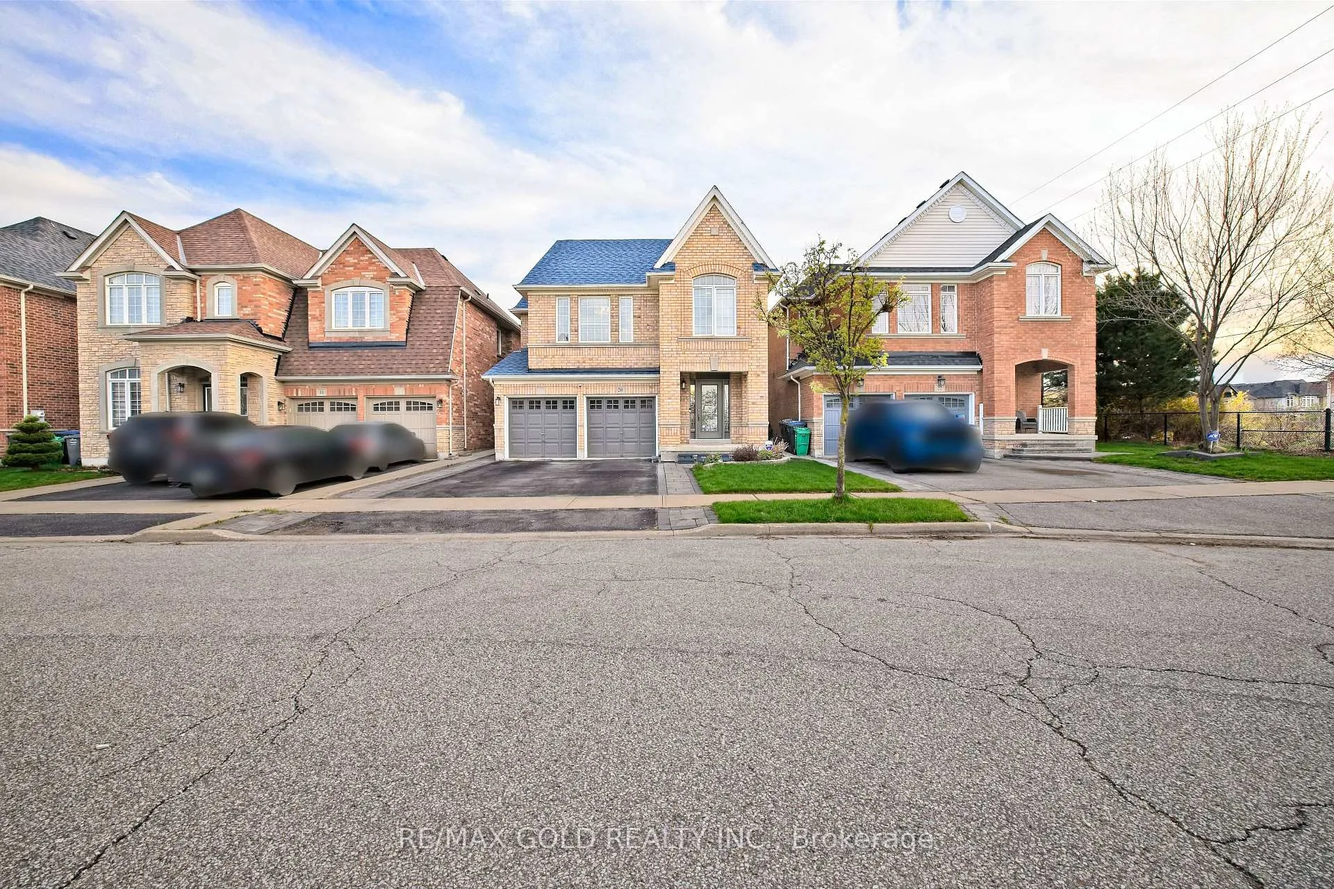 Photo 2 of 20 Treegrove Crescent, Brampton, Fletcher's Meadow — HOMEH