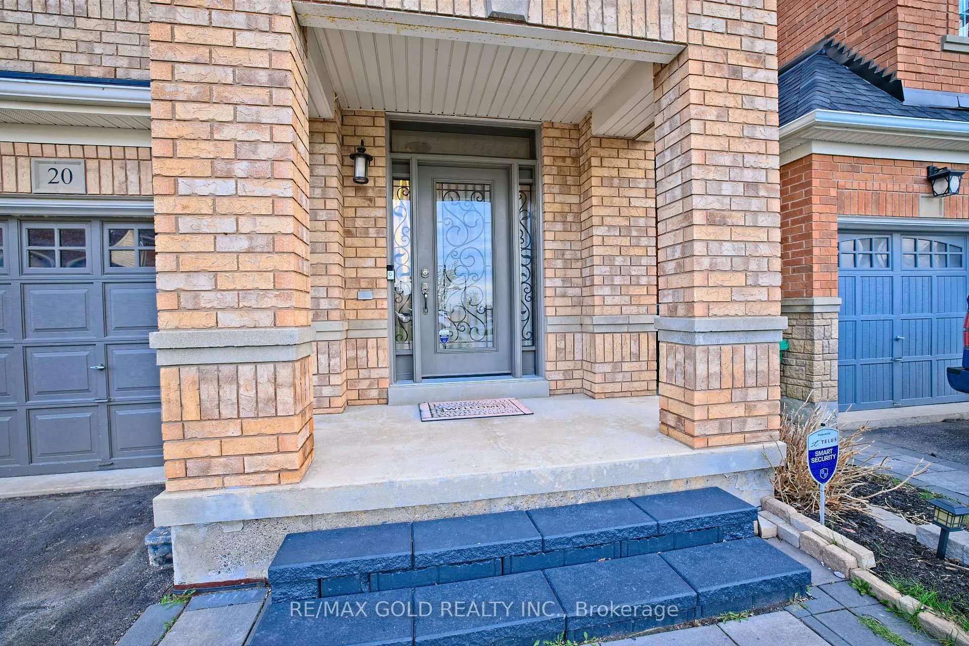 Photo 3 of 20 Treegrove Crescent, Brampton, Fletcher's Meadow — HOMEH