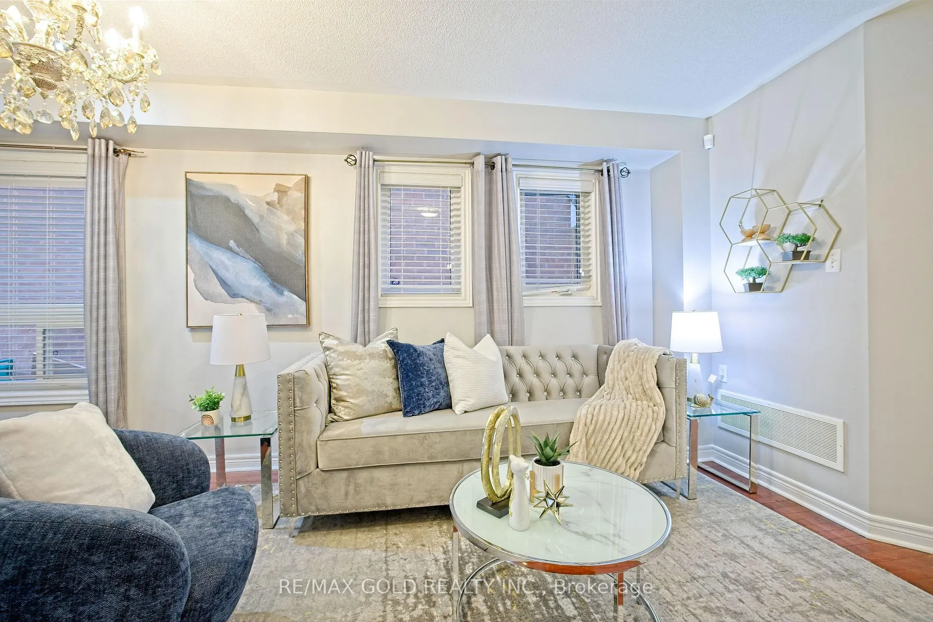 Photo 6 of 20 Treegrove Crescent, Brampton, Fletcher's Meadow — HOMEH