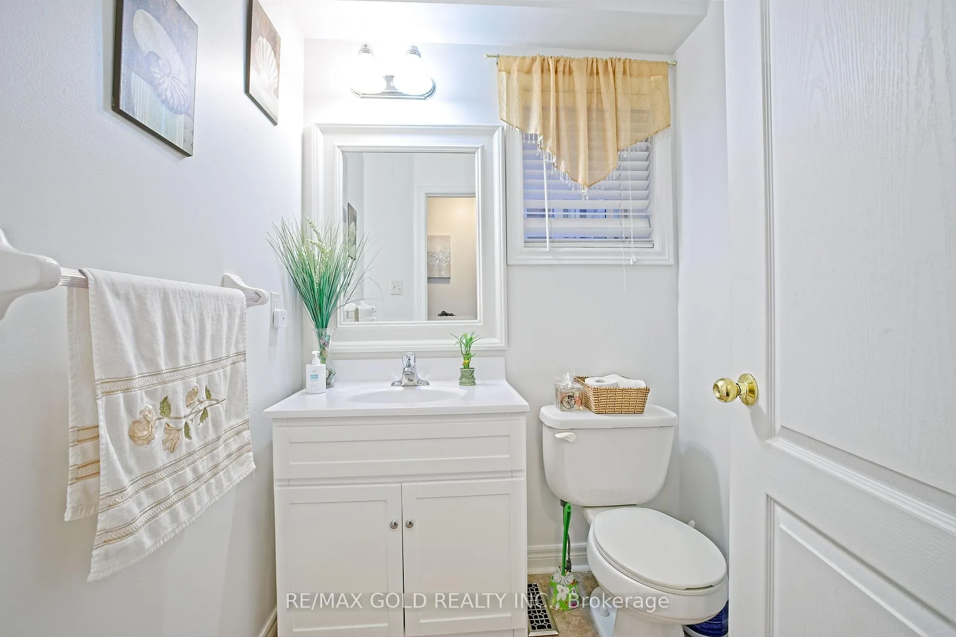 Photo 8 of 20 Treegrove Crescent, Brampton, Fletcher's Meadow — HOMEH