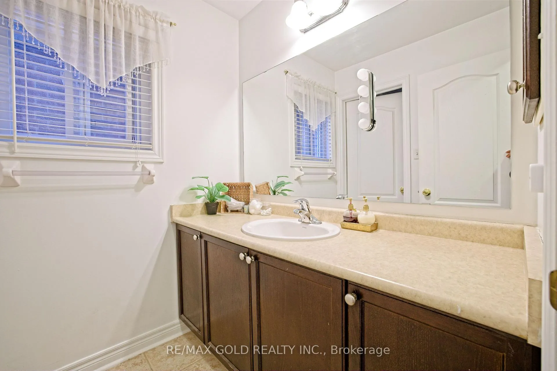 Photo 23 of 20 Treegrove Crescent, Brampton, Fletcher's Meadow — HOMEH