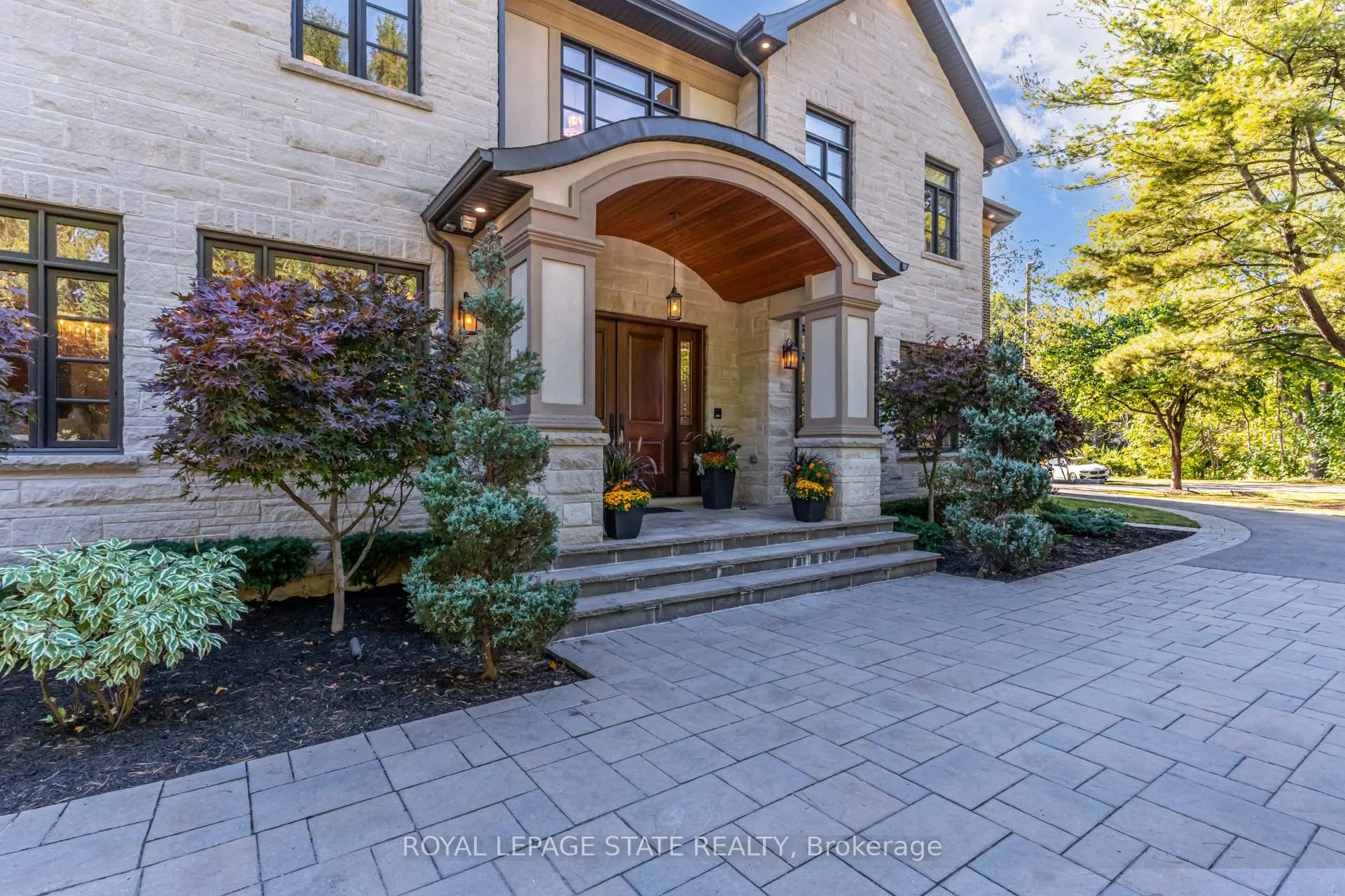 Photo 5 of 126 McGregor Crescent, Hamilton, Ancaster — HOMEH