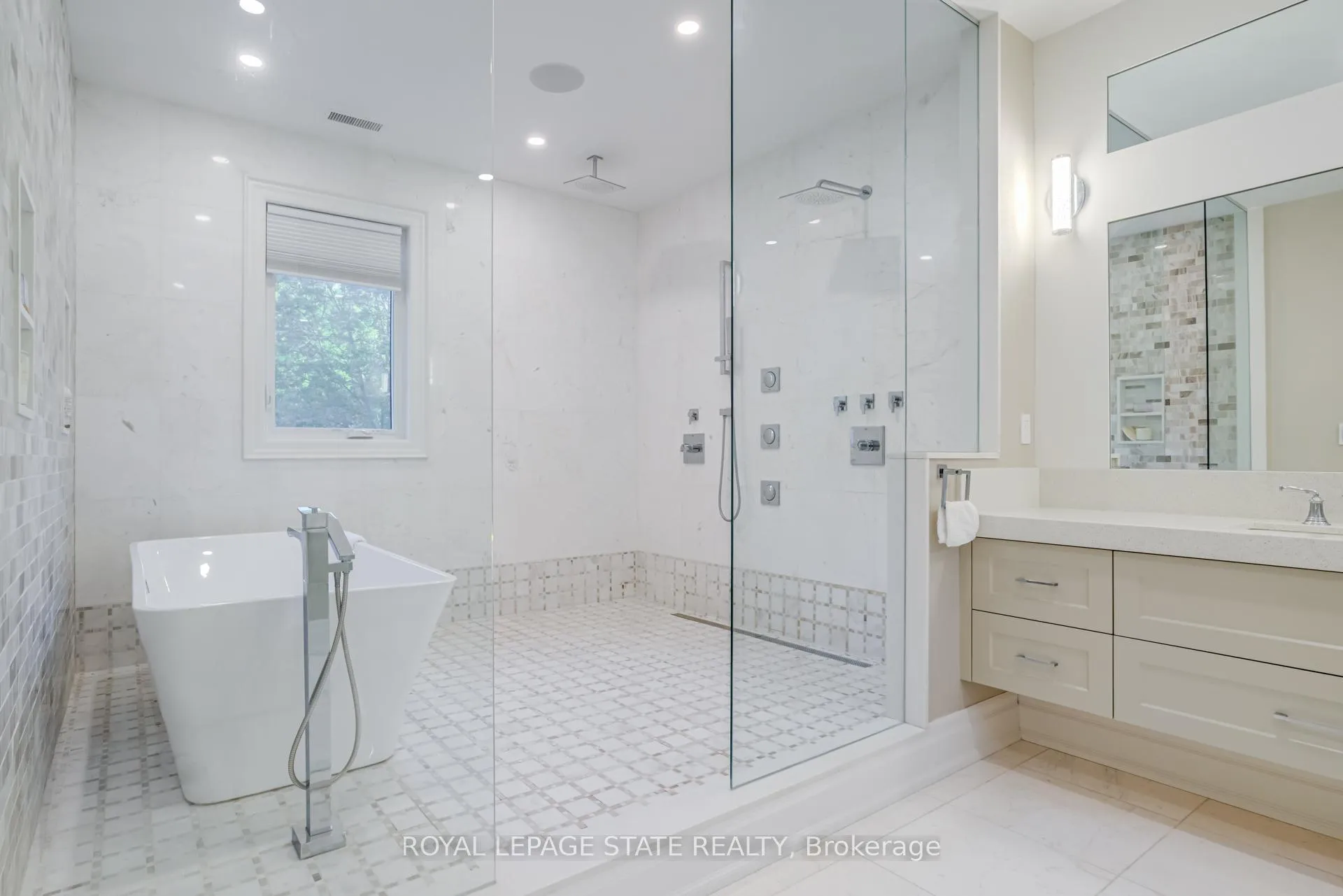 Photo 27 of 126 McGregor Crescent, Hamilton, Ancaster — HOMEH