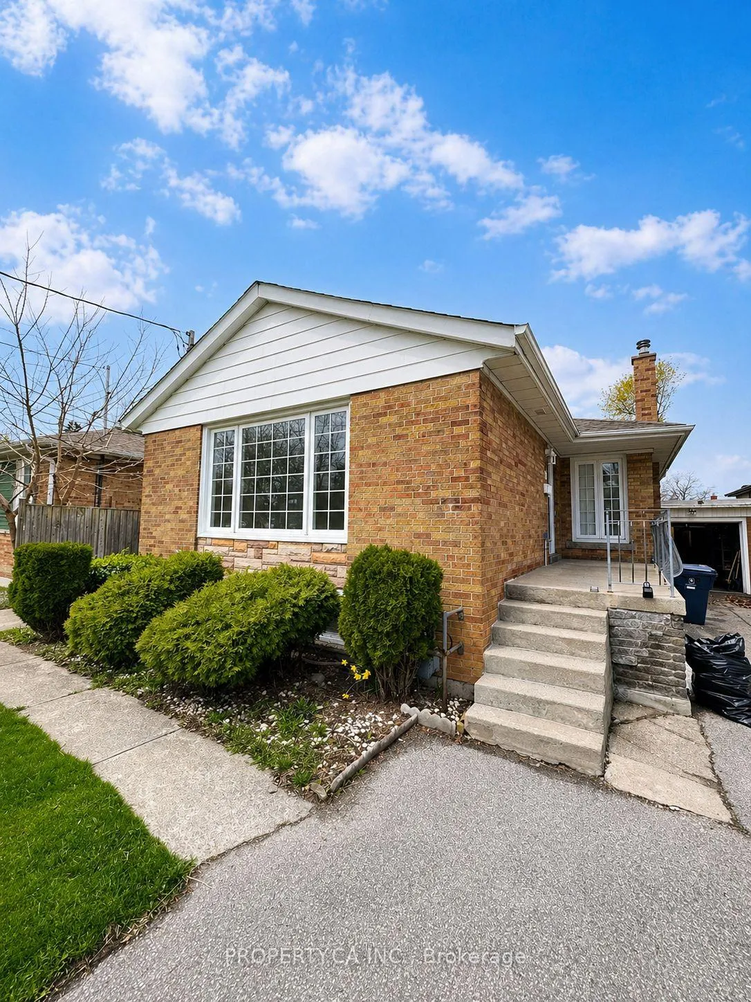 Photo 1 of 34 Wexford Boulevard, Scarborough, Wexford-Maryvale — HOMEH