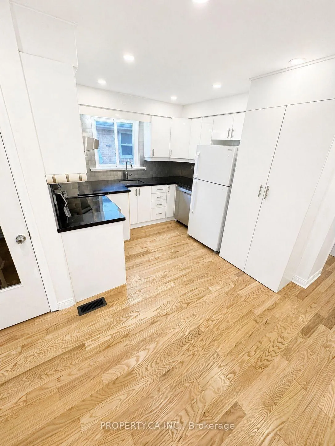 Photo 8 of 34 Wexford Boulevard, Scarborough, Wexford-Maryvale — HOMEH
