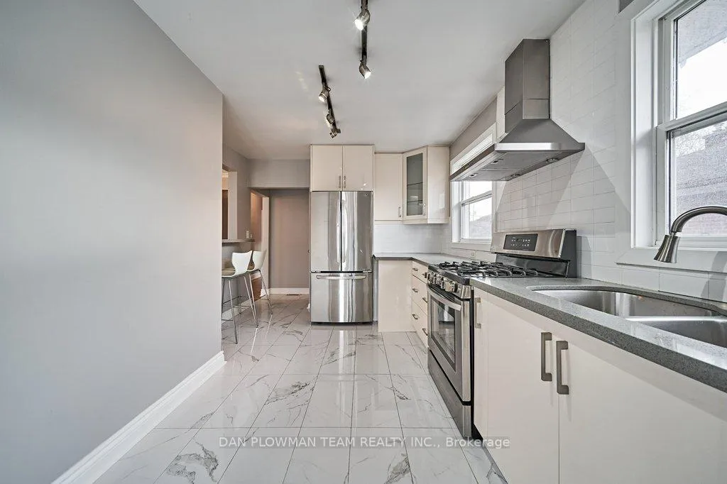 Photo 4 of Unit Upper, 181 Waverly Street S, Oshawa, Vanier — HOMEH