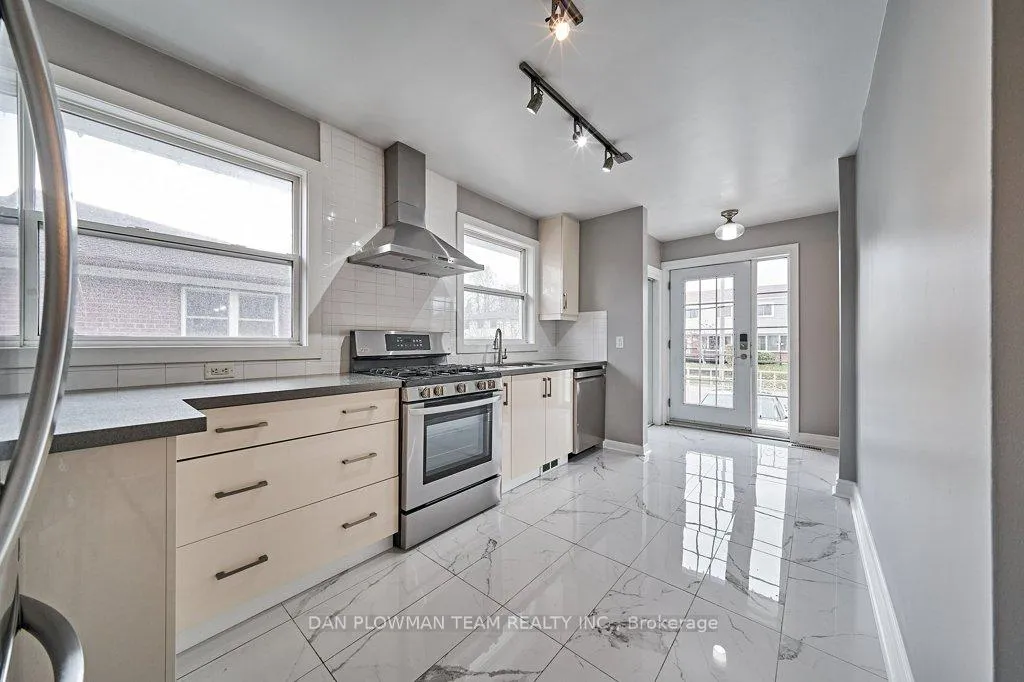 Photo 6 of Unit Upper, 181 Waverly Street S, Oshawa, Vanier — HOMEH