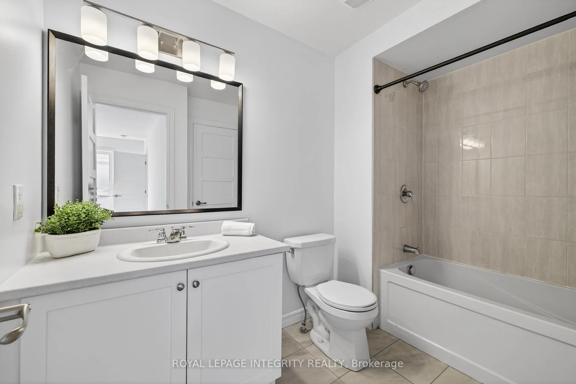 Photo 19 of 21 Caspian Row, Ottawa, Kanata - Emerald Meadows/Trailwest — HOMEH