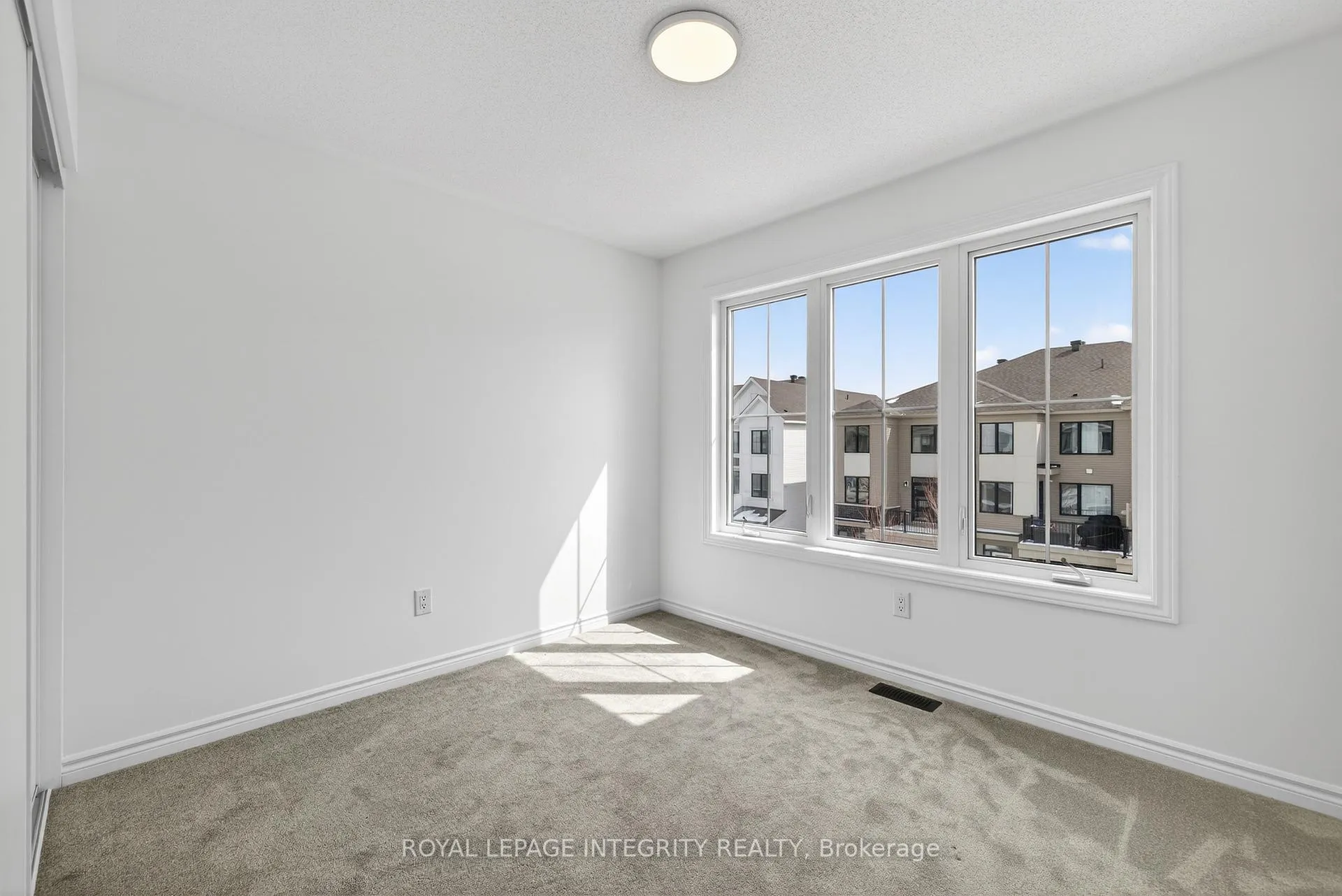 Photo 20 of 21 Caspian Row, Ottawa, Kanata - Emerald Meadows/Trailwest — HOMEH