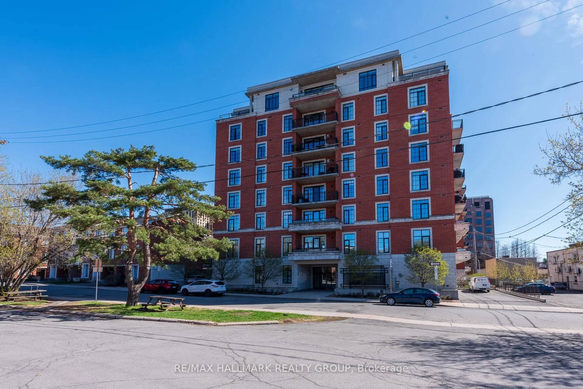 Front of Unit 701, 327 Breezehill Avenue S