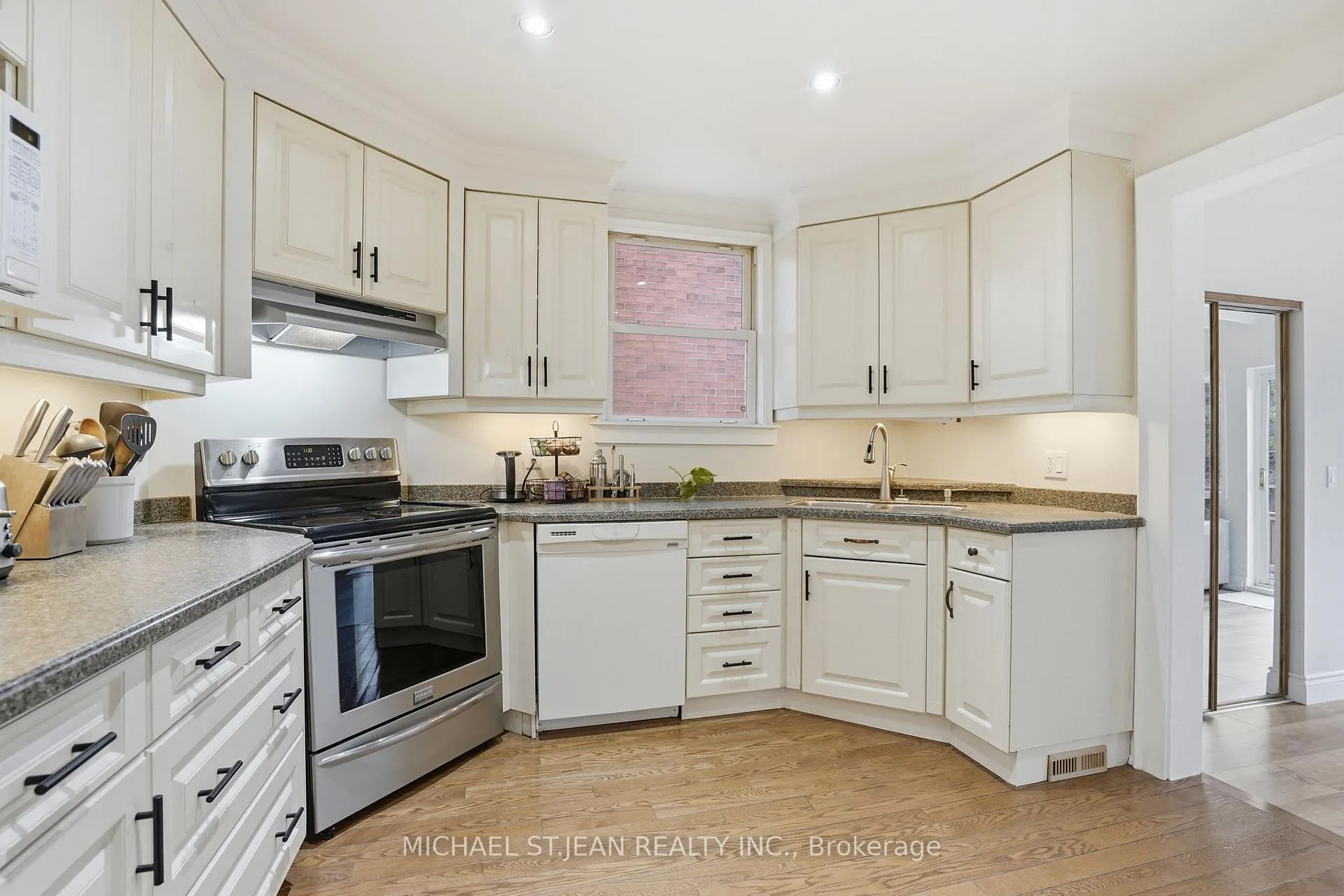 Photo 9 of 94 Mountain Park Avenue, Hamilton, Inch Park — HOMEH
