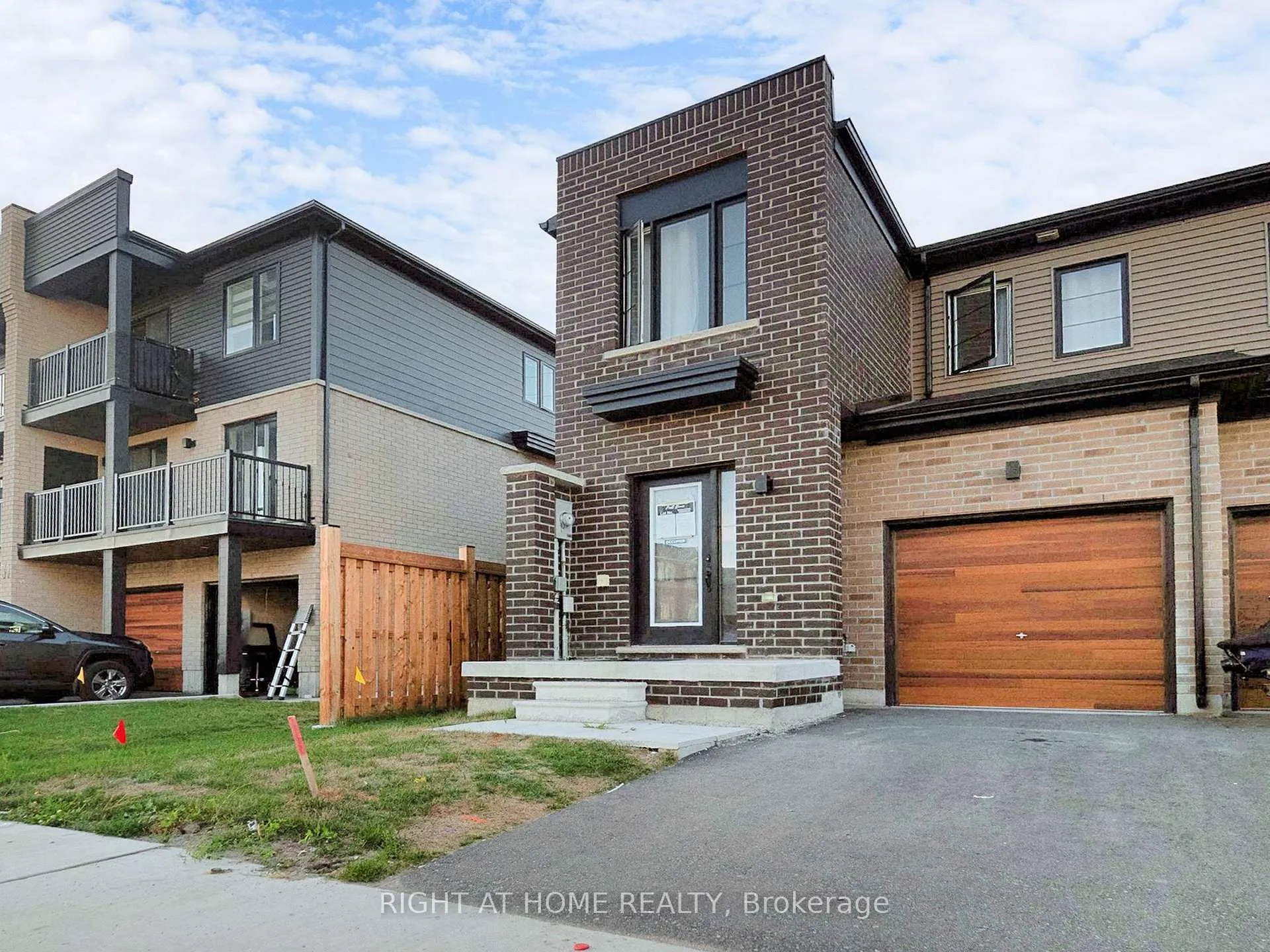 Photo 2 of 33 Pumpkin Corner Crescent, Barrie, Innis-Shore — HOMEH