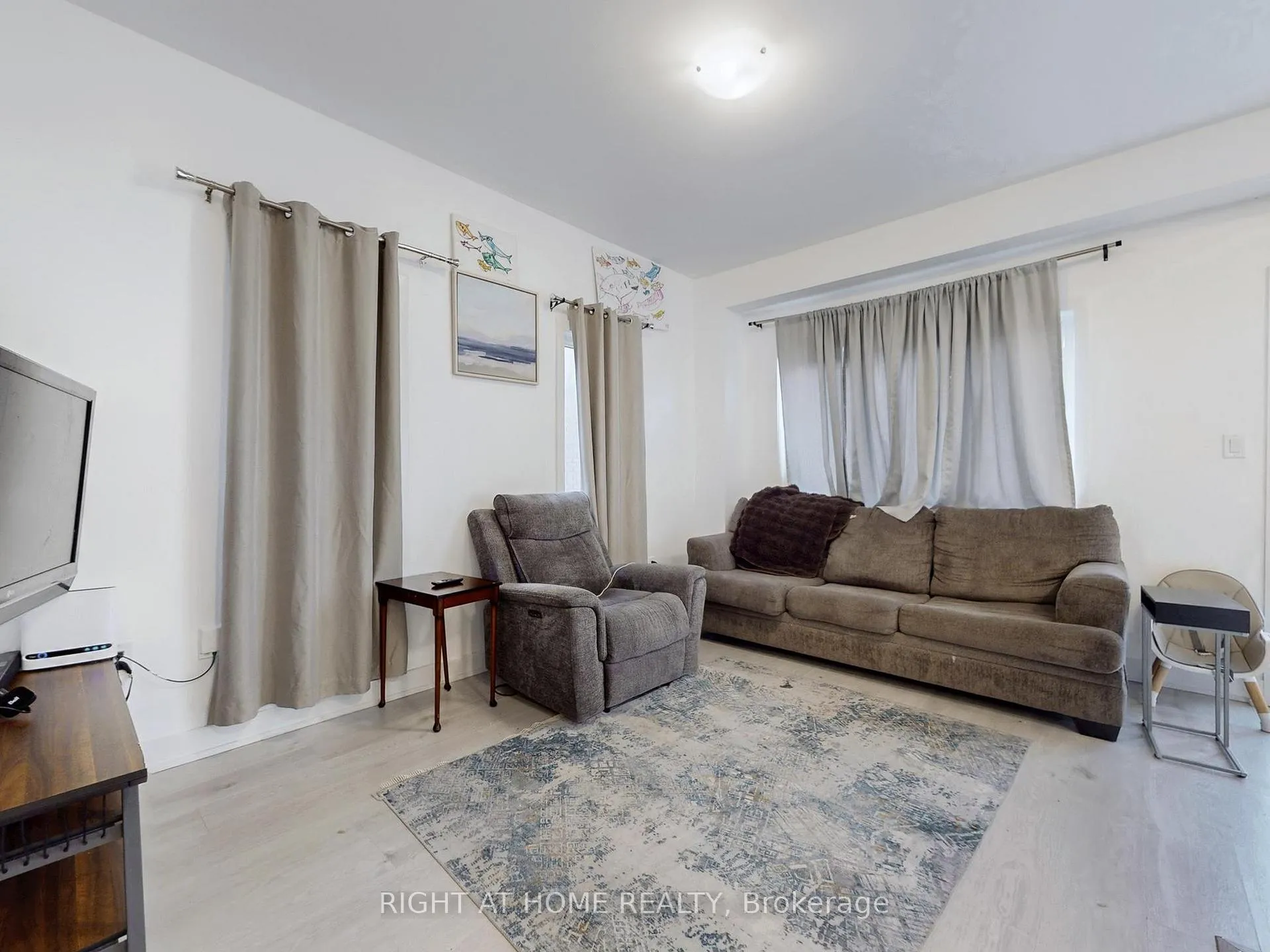 Photo 5 of 33 Pumpkin Corner Crescent, Barrie, Innis-Shore — HOMEH