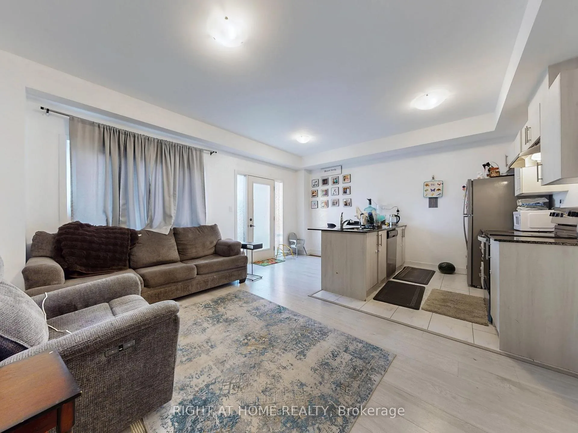 Photo 6 of 33 Pumpkin Corner Crescent, Barrie, Innis-Shore — HOMEH