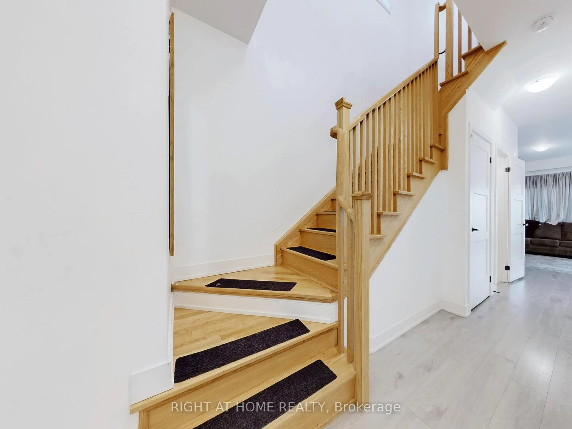 Photo 8 of 33 Pumpkin Corner Crescent, Barrie, Innis-Shore — HOMEH