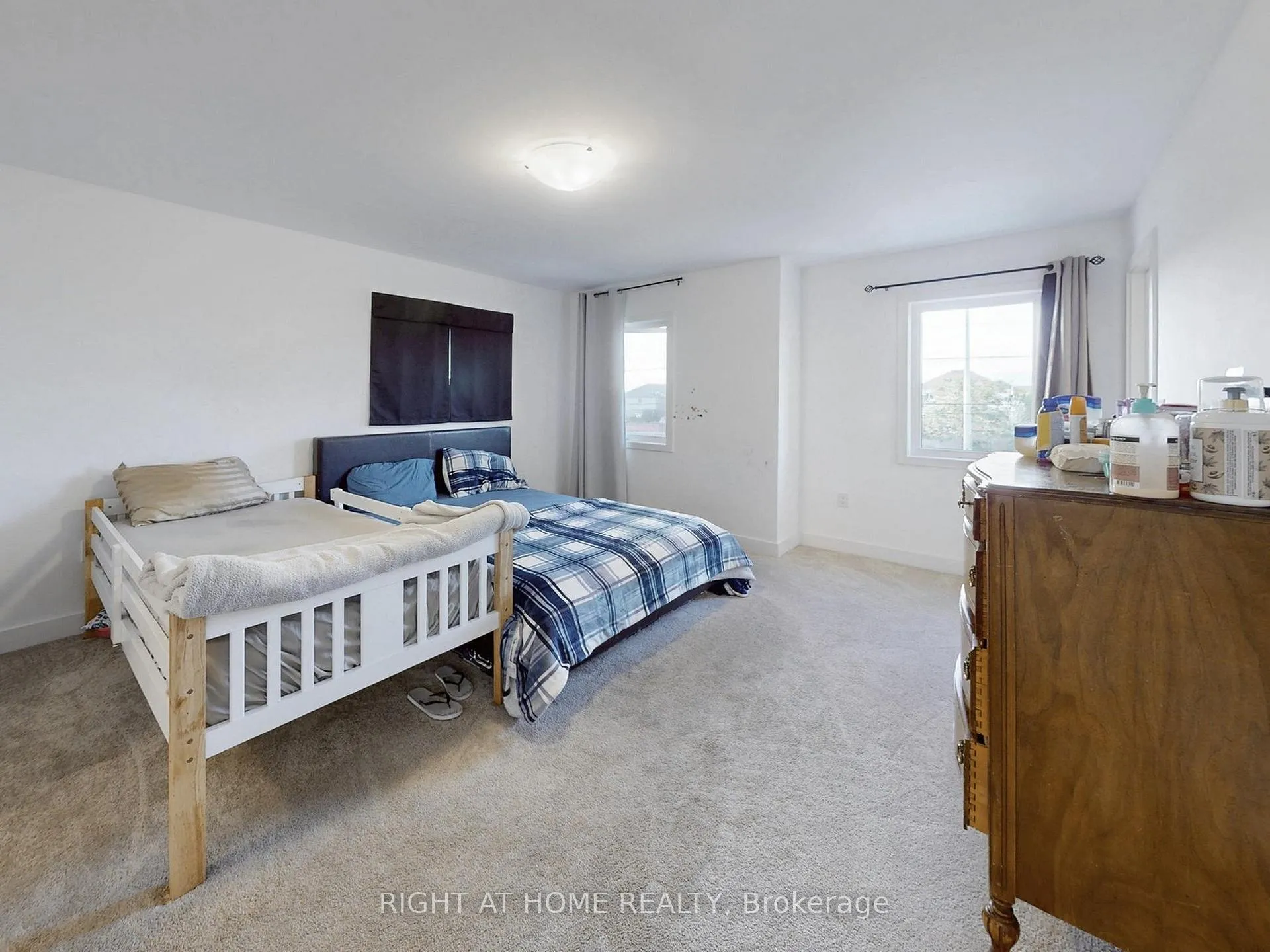 Photo 10 of 33 Pumpkin Corner Crescent, Barrie, Innis-Shore — HOMEH