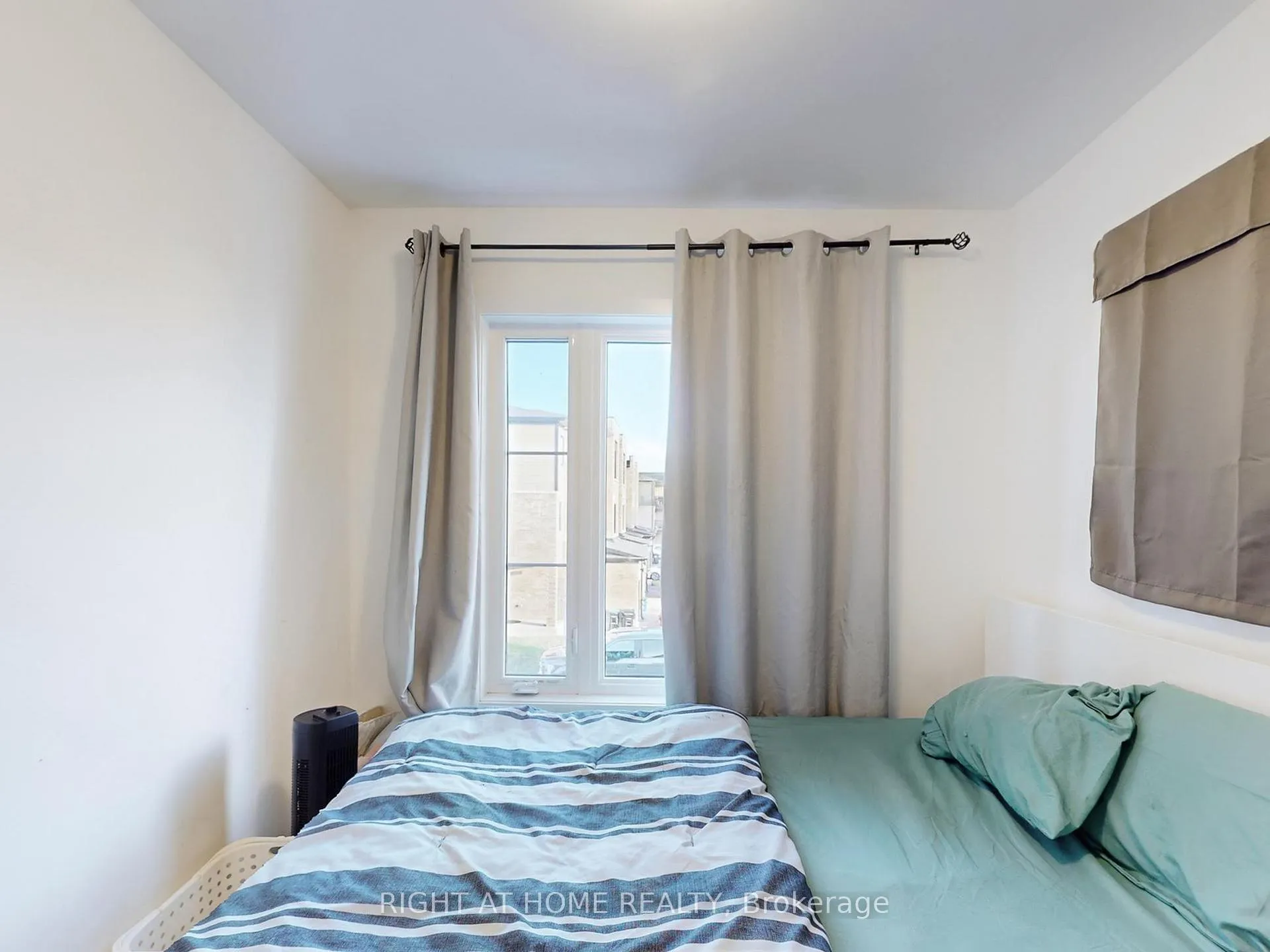 Photo 11 of 33 Pumpkin Corner Crescent, Barrie, Innis-Shore — HOMEH