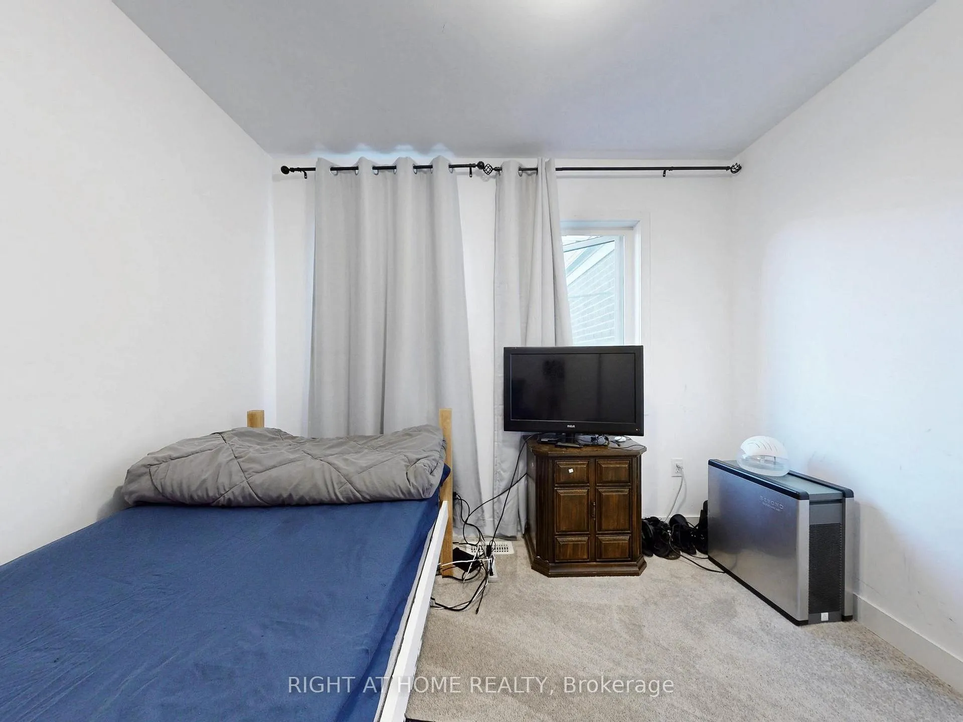 Photo 12 of 33 Pumpkin Corner Crescent, Barrie, Innis-Shore — HOMEH