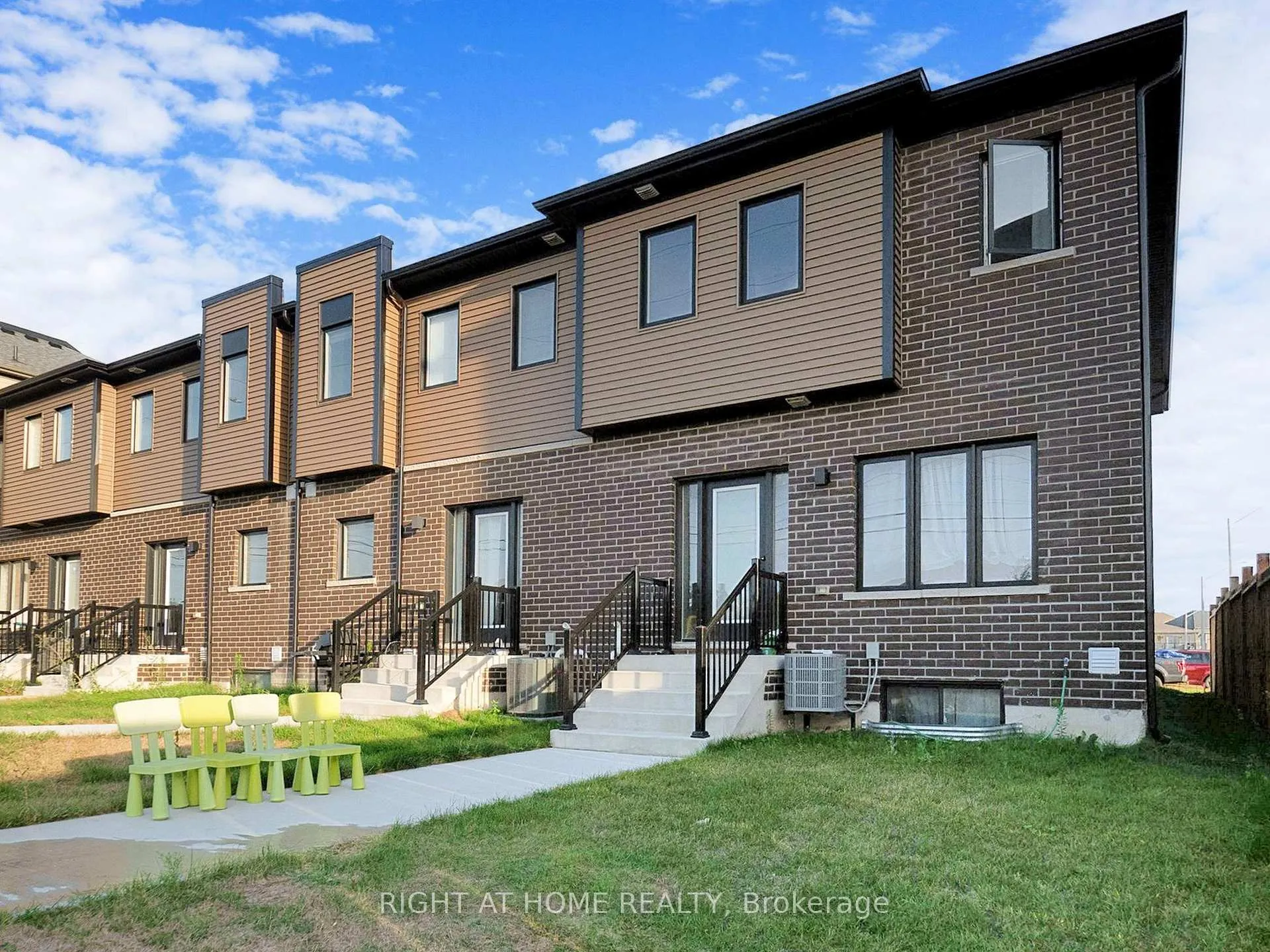 Photo 13 of 33 Pumpkin Corner Crescent, Barrie, Innis-Shore — HOMEH