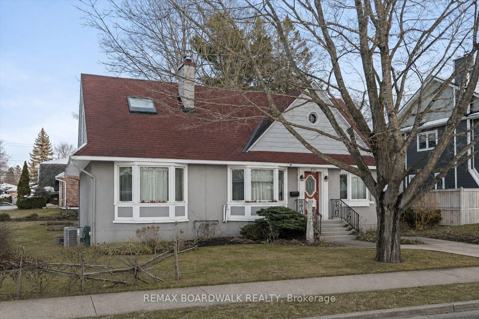 Front of 961 Kingsmere Avenue