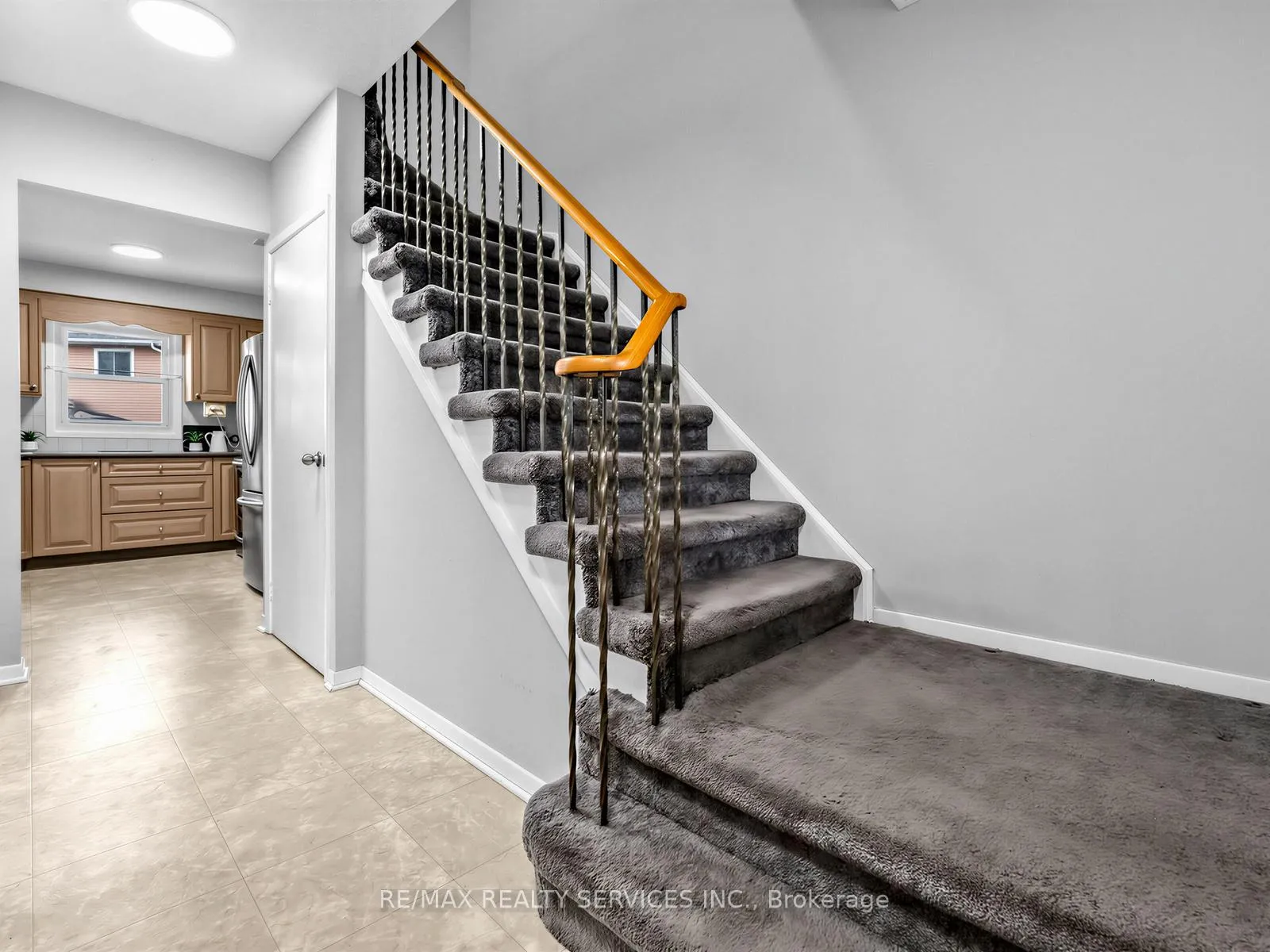 Photo 4 of 32 Helios Place, Brampton, Heart Lake West — HOMEH