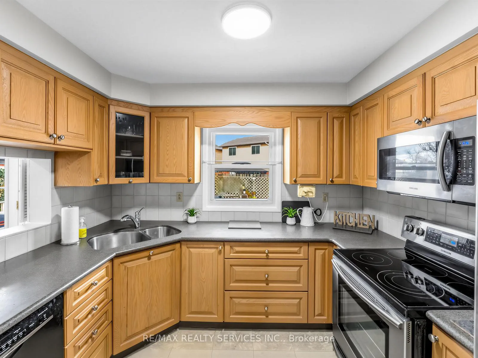 Photo 15 of 32 Helios Place, Brampton, Heart Lake West — HOMEH