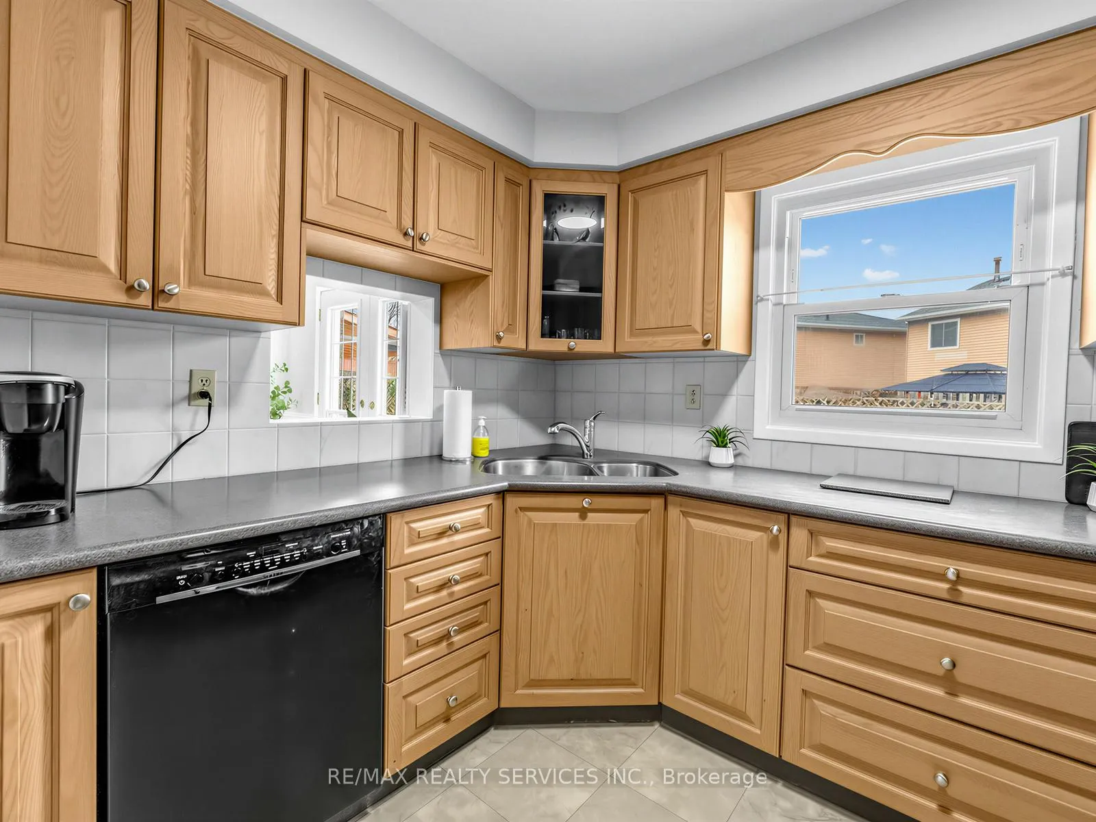 Photo 16 of 32 Helios Place, Brampton, Heart Lake West — HOMEH