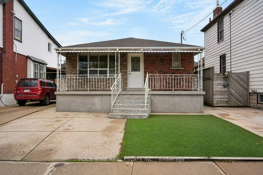 Front of 40 Mayflower Avenue